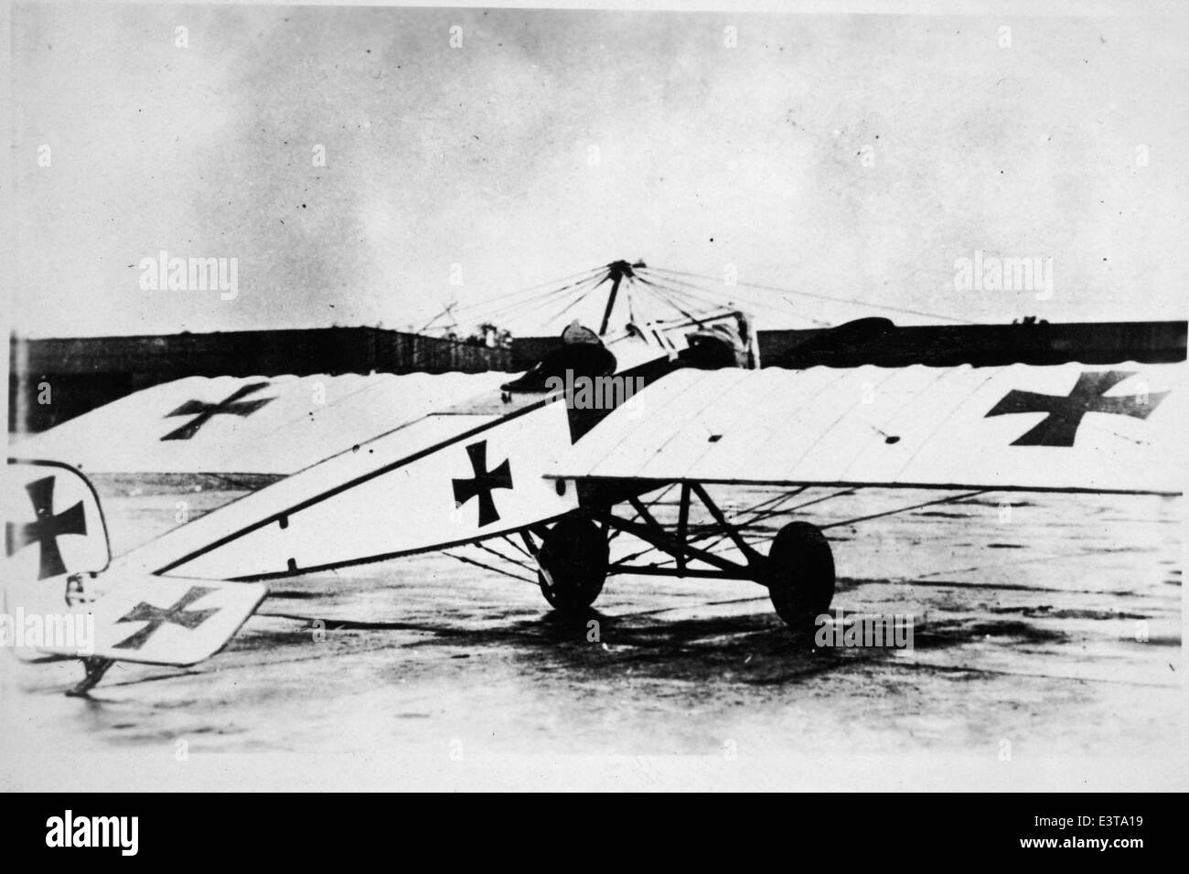 Die Pfalz E-4 war ein deutsches Kampfflugzeug, das während des Ersten Weltkriegs eingesetzt wurde. Sie gehörte zu den Deutschen Luftstreitkräften und war bekannt für seine Agilität im Hundeschlacht. Sie spielte eine wichtige Rolle im Luftkampf während des Ersten Weltkriegs. Stockfoto