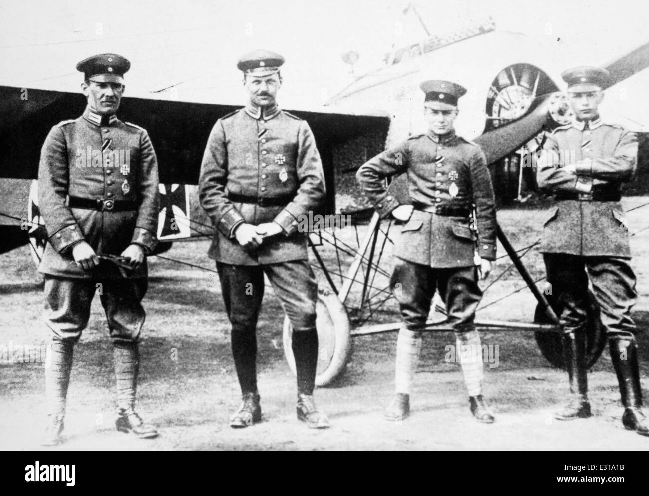 Dieses historische Bild ehrt die Beiträge deutscher Flieger im Ersten Weltkrieg, insbesondere Ernst Udet, ein Kampfflugzeug der deutschen Luftstreitkräfte. Sie spiegelt auch die Geschichte des Luftverkehrs des Deutschen Reiches während des Ersten Weltkriegs wider Stockfoto