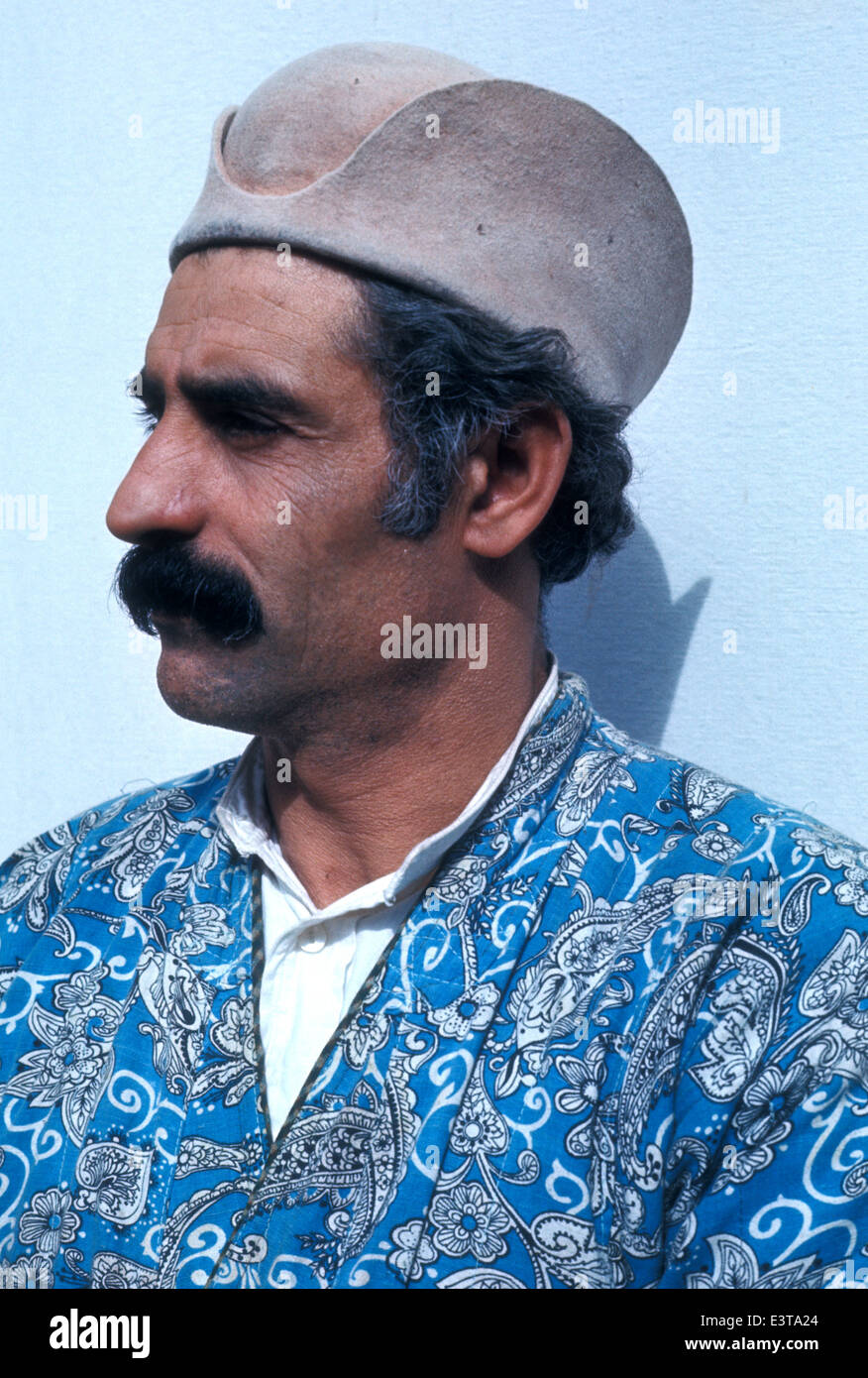 Traditioneller kurdischer Filzhut, getragen von einem Mann mittleren Alters, dem Iran Stockfoto