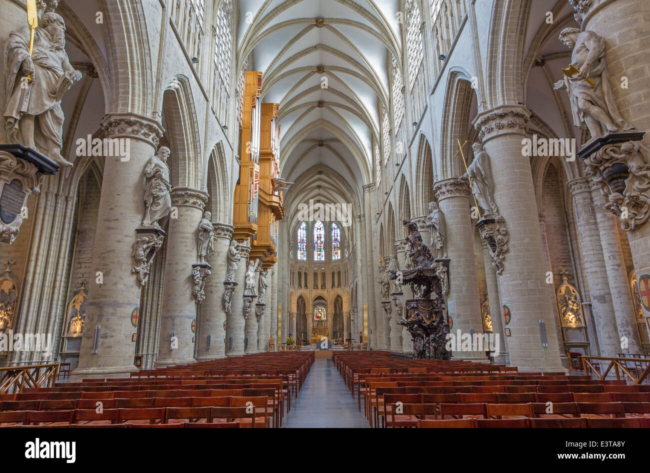 Brüssel, Belgien - 16. Juni 2014: Hauptschiff der Kathedrale St. Michael und St. Gudula. Stockfoto