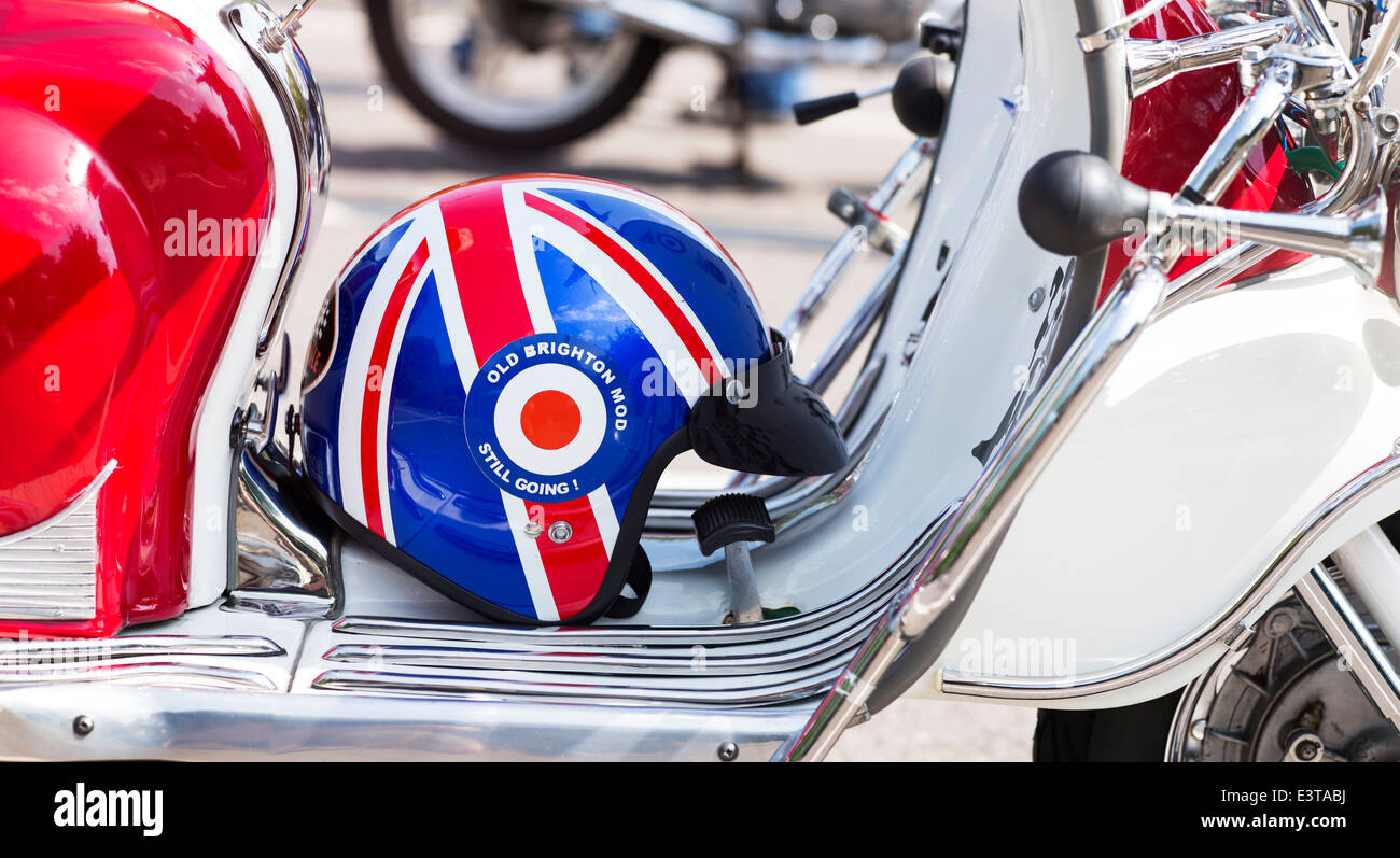 Mods Lambretta Scooter mit Union Jack Helm Stockfoto