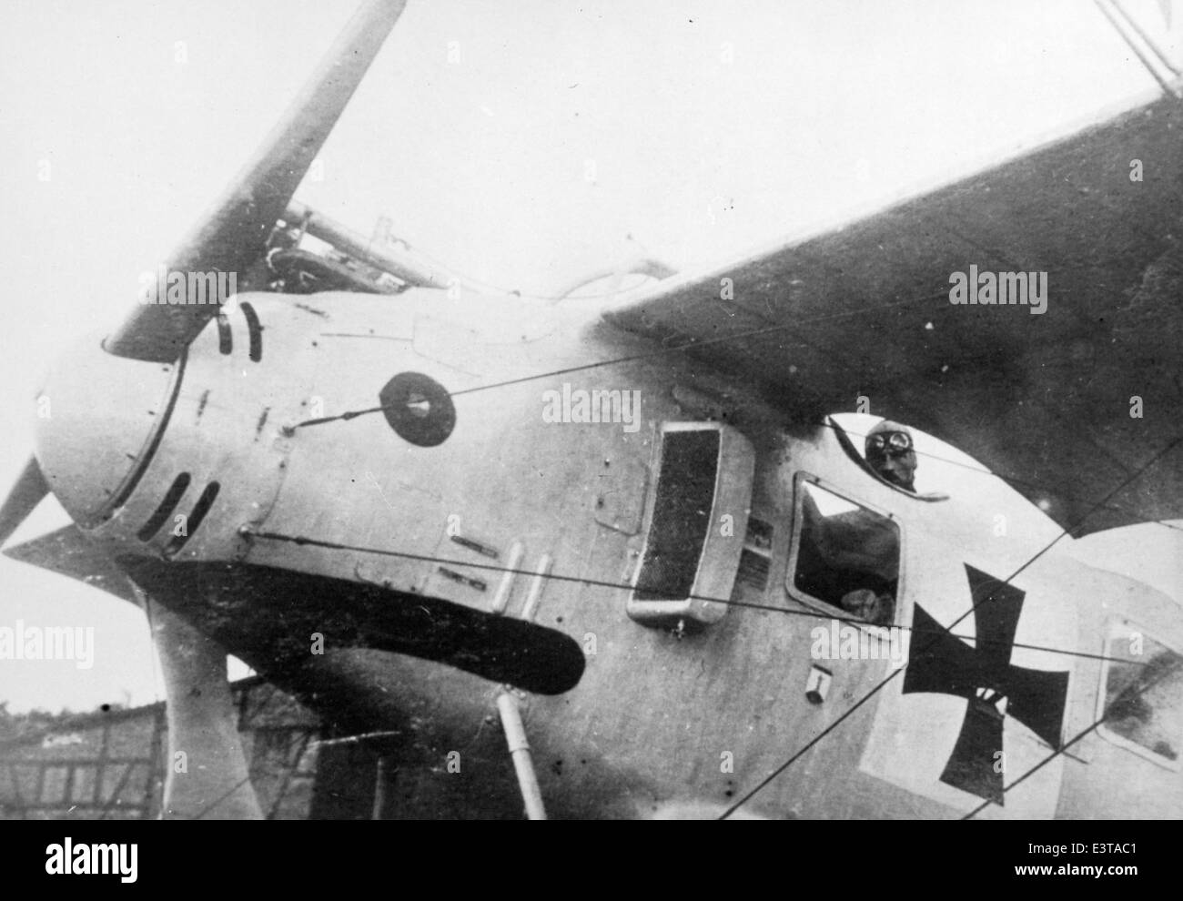 Dieses Foto aus der Lou Larson Collection zeigt ein deutsches Doppeldecker aus dem Ersten Weltkrieg, das von den Deutschen Luftstreitkräften verwendet wurde. Das Flugzeug repräsentiert die Luftfahrttechnik des Ersten Weltkriegs. Stockfoto