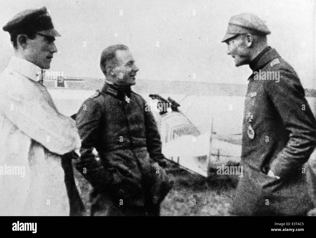 Dieses Foto, das Teil von Lou Larsons Sammlung ist, zeigt ein Doppeldecker, das von den Deutschen Luftstreitkräften während des Ersten Weltkriegs eingesetzt wurde. Das Flugzeug ist in Aktion dargestellt und zeigt die frühen Stadien des Luftkampfes und die Rolle der Luftstreitkräfte im Ersten Weltkrieg. Stockfoto