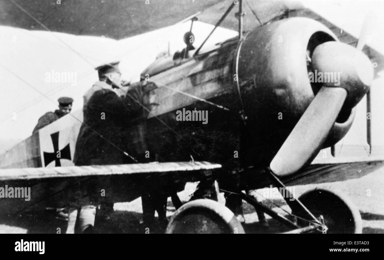 Dieses Foto aus der Sammlung Larson zeigt ein deutsches Doppeldecker aus dem Ersten Weltkrieg, wahrscheinlich von den Deutschen Luftstreitkräften, und zeigt die Militärflugzeuge, die während des Ersten Weltkriegs in Luftkämpfen eingesetzt wurden. Stockfoto