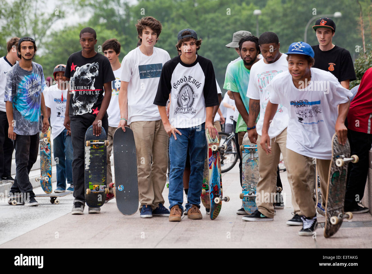 Skateboarder halten ihre Boards - USA Stockfoto