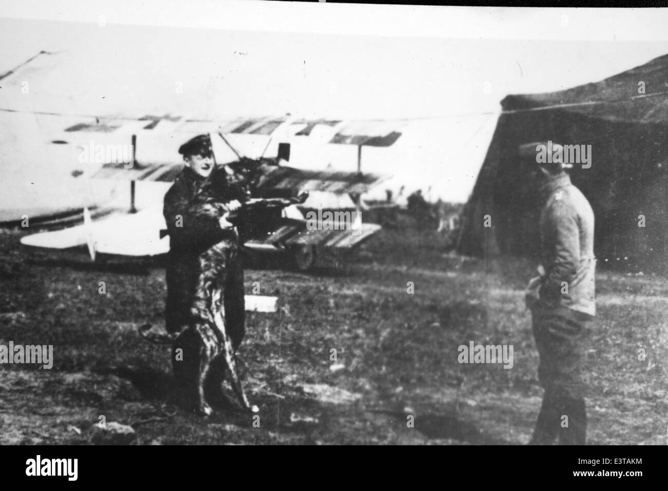 Dieses Bild zeigt das ikonische Fokker Dr. I Triplane, das im Ersten Weltkrieg vom Roten Baron geflogen wurde. Der Fokker Dr. I. war ein wichtiger Teil der deutschen Luftflotte und spielte eine bedeutende Rolle im Luftkampf während des Ersten Weltkriegs. Sein unverwechselbares Design machte es zu einem der bekanntesten Flugzeuge des Konflikts. Stockfoto