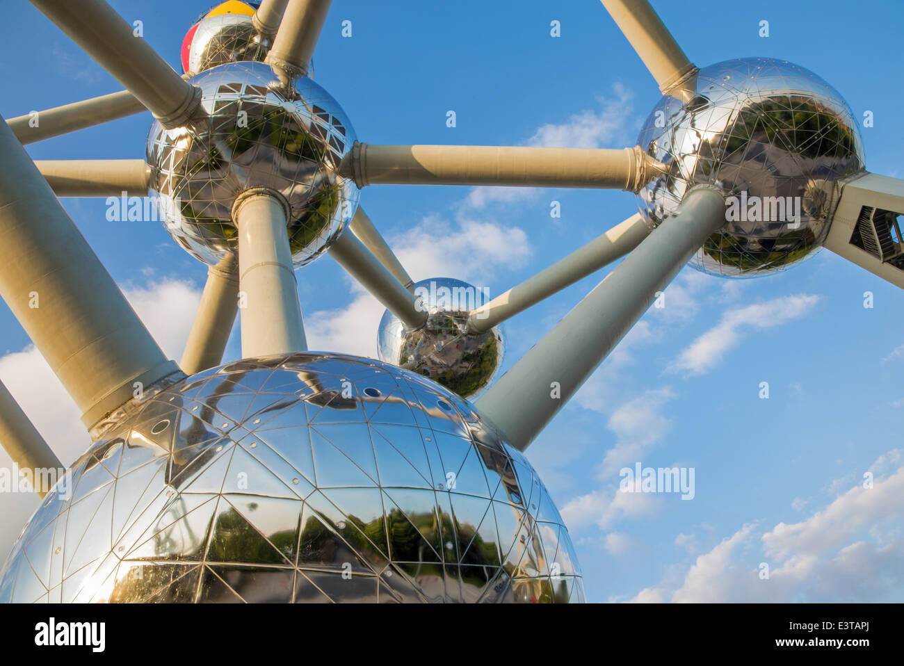 Brüssel, Belgien - 16. Juni 2014: Detail des Atomiums. Moderne Gebäude wurde ursprünglich für die Expo 58 gebaut. Stockfoto