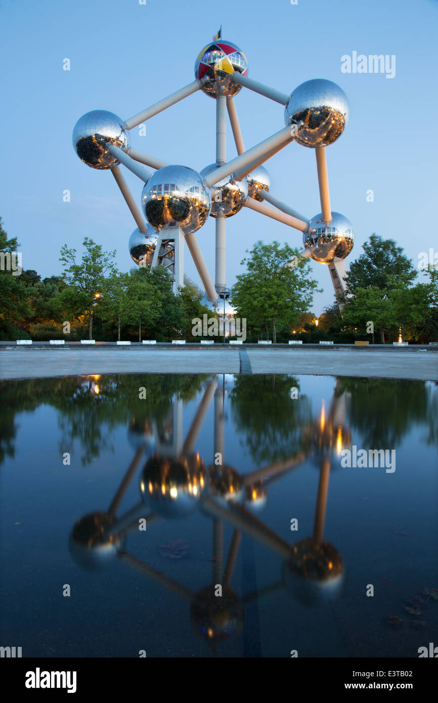 Brüssel, Belgien - 16. Juni 2014: Atomium in der Abenddämmerung. Moderne Gebäude wurde ursprünglich für die Expo 58 gebaut. Stockfoto