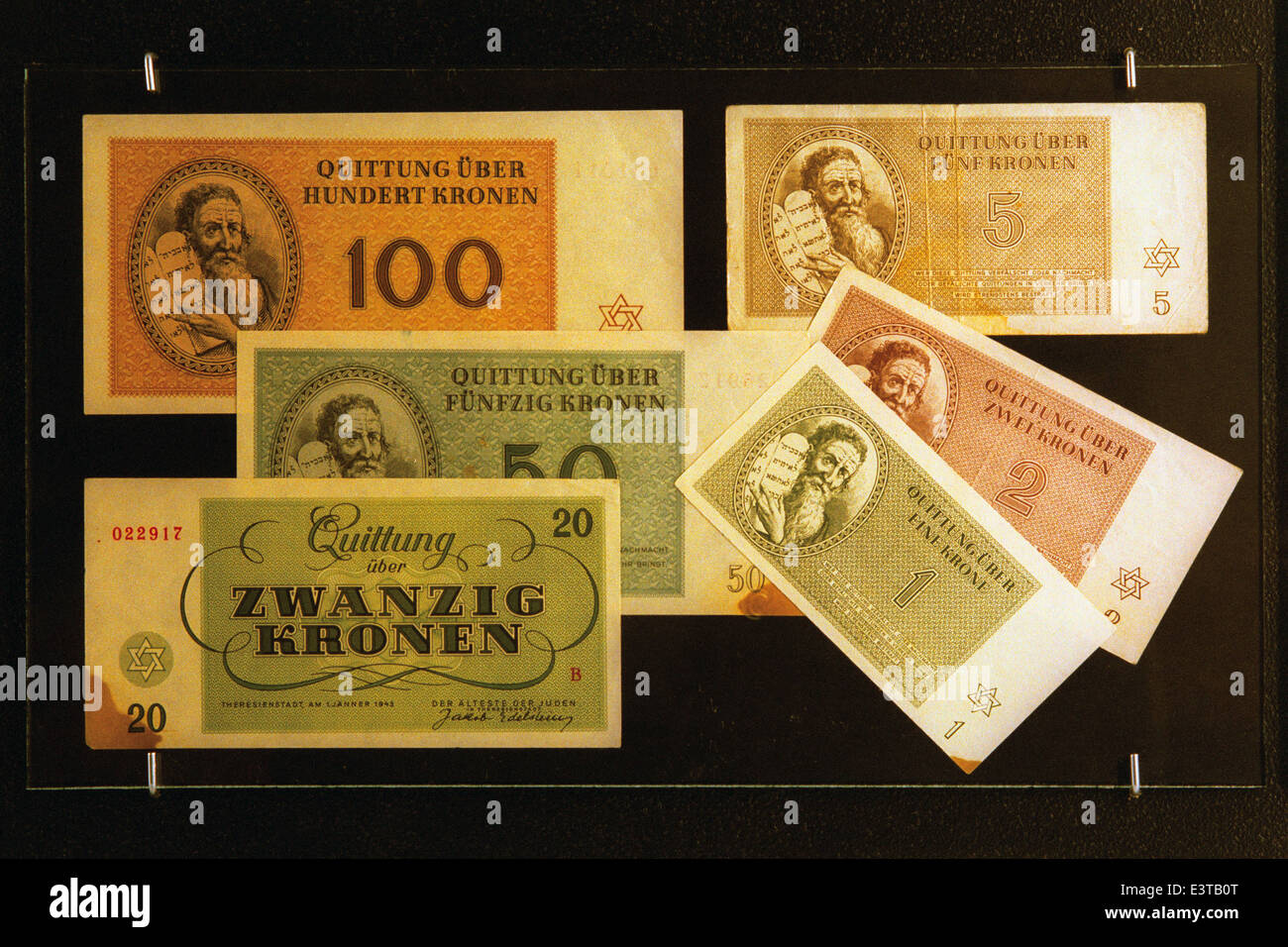 Papiergeld verwendet während Zweiter Weltkrieg in das Ghetto Theresienstadt in das Armeemuseum in Prag, Tschechische Republik ausgestellt. Stockfoto