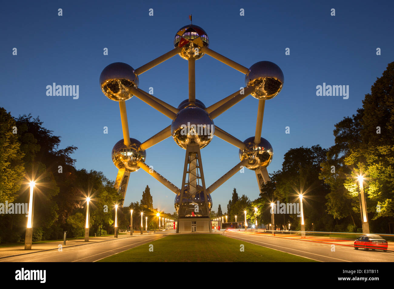 Brüssel, Belgien - 16. Juni 2014: Atomium in der Abenddämmerung. Moderne Gebäude wurde ursprünglich für die Expo 58 gebaut. Stockfoto