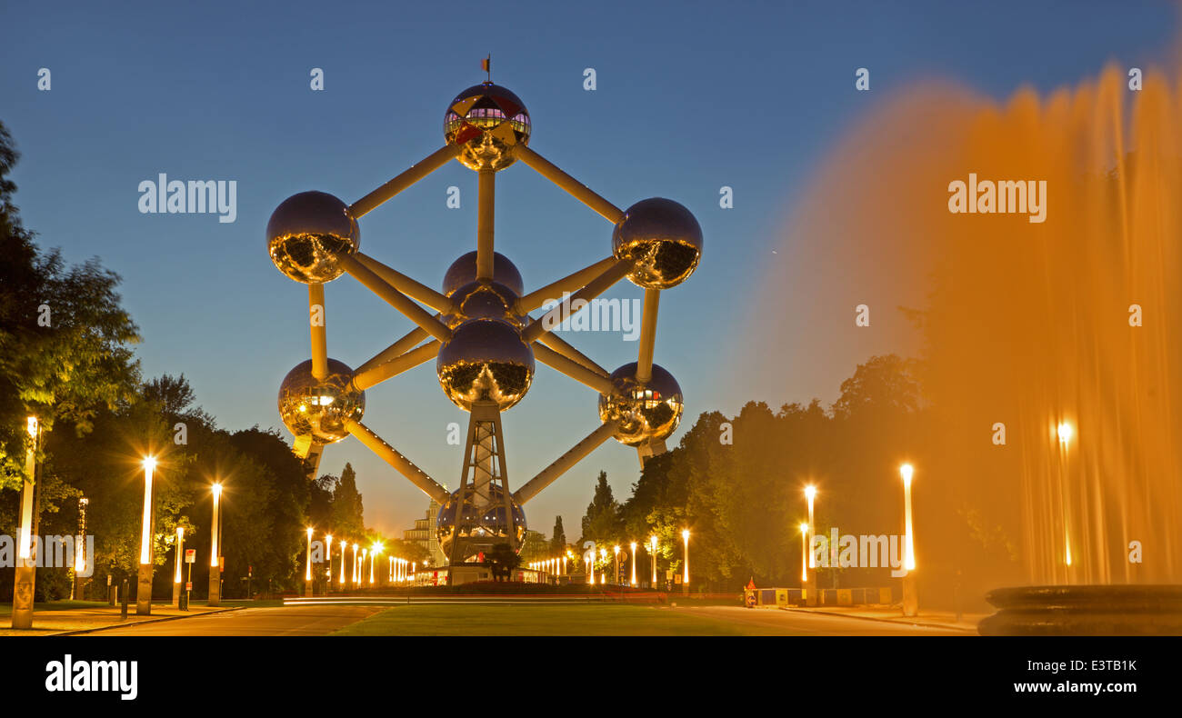 Brüssel, Belgien - 16. Juni 2014: Atomium mit der in der Abenddämmerung. Moderne Gebäude wurde ursprünglich für die Expo 58 gebaut. Stockfoto