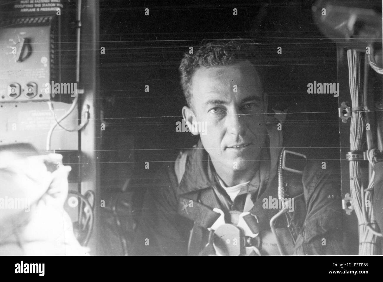 Dieses Bild zeigt eine Boeing B-29 Superfortress auf der Yokota Air Base in Japan im Jahr 1952, wobei Lt. Burly als Radarfahrer diente. Die B-29 war ein Schlüsselflugzeug während des Zweiten Weltkriegs und diente im Koreakrieg weiterhin für Aufklärungs- und Bombenmissionen. Stockfoto