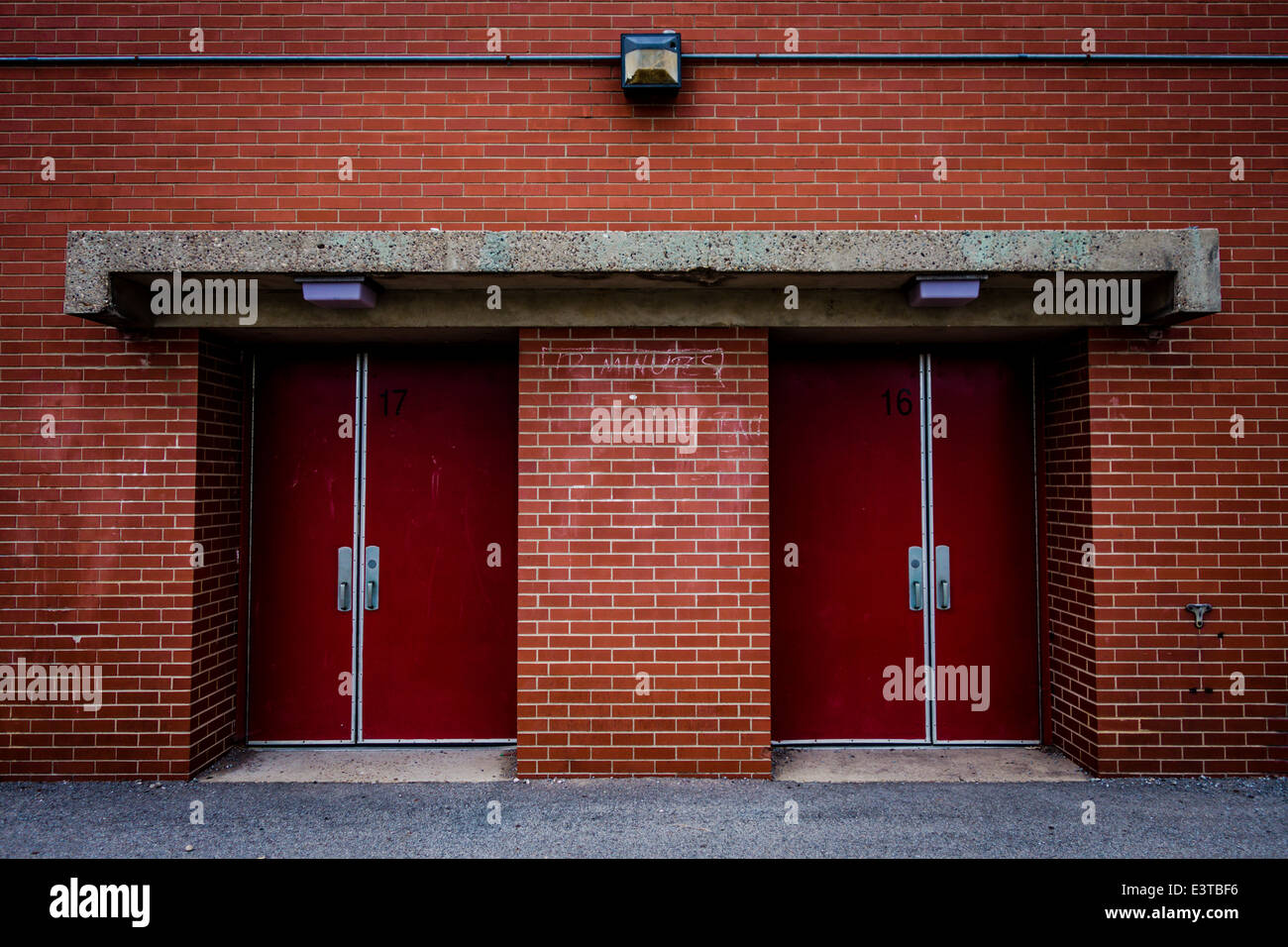 Zwei geschlossen Ed Türen auf einem roten Backsteingebäude. Stockfoto