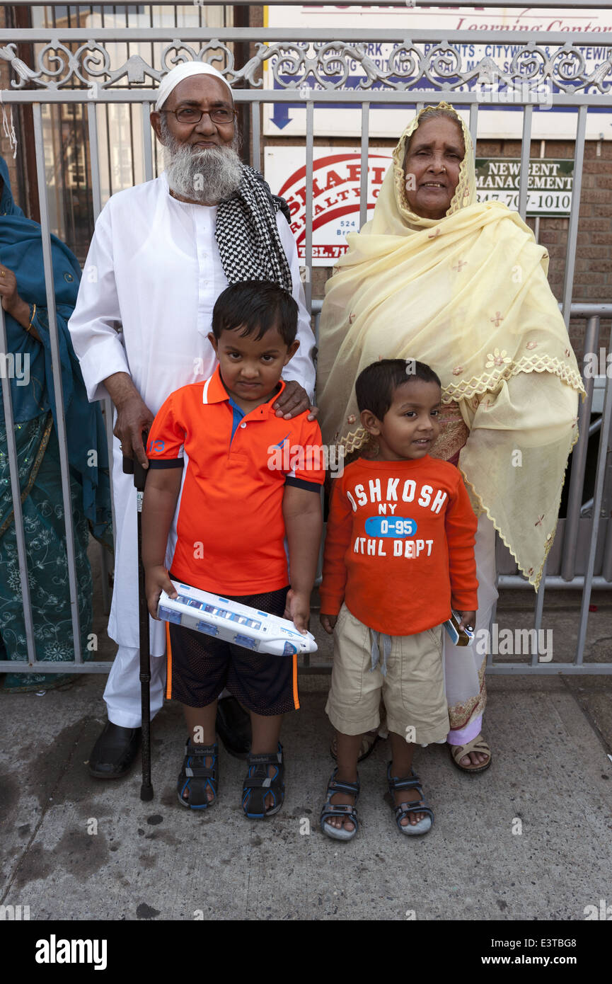 Großeltern und Enkel am Strassenfest in "Little Bangladesch" im Kensington Abschnitt von Brooklyn, NY, 2014. Stockfoto