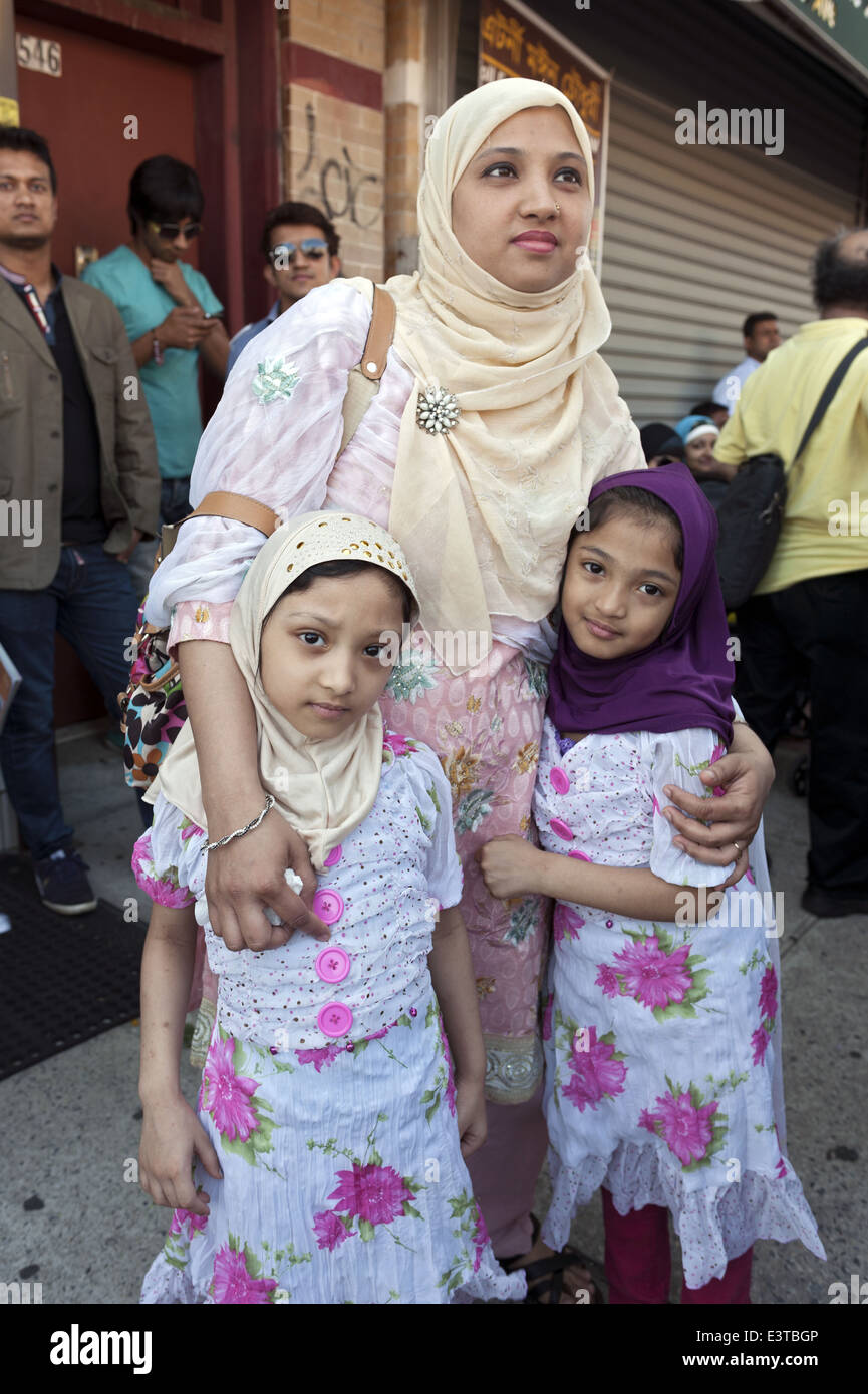 Mutter und Töchter posieren für ein Foto auf Straße Messe in "Little Bangladesch" im Abschnitt "Kensington" von Brooklyn, NY, 2014. Stockfoto