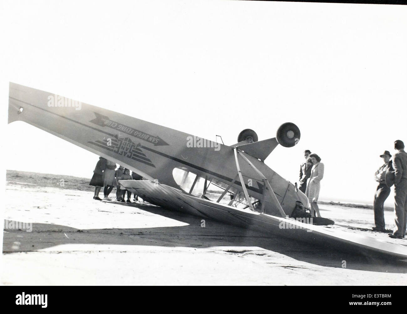Die J-3C, registriert NC26929, ist ein klassisches Piper Cub-Leichtflugzeug, das seit den 1930er Jahren für seine Einfachheit und seinen weit verbreiteten Einsatz in der zivilen und militärischen Luftfahrt bekannt ist. Es ist nach wie vor ein beliebtes Flugzeug unter Luftfahrtbegeisterten. Stockfoto
