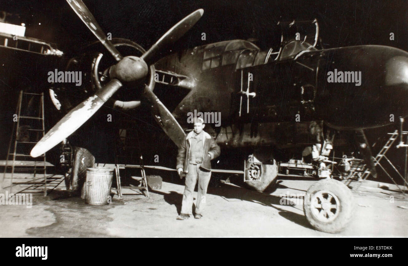 Die Northrop P-61 Black Widow war ein Nachtflugzeug der US Army Air Forces, das während des Zweiten Weltkriegs eingesetzt wurde. Bekannt für sein zweimotoriges Design und sein fortschrittliches Radar, war es bei Nachtkämpfen gegen feindliche Flugzeuge kritisch. Stockfoto