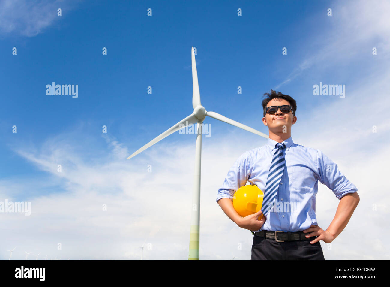 junge Ingenieur stehend mit Windgenerator Stockfoto