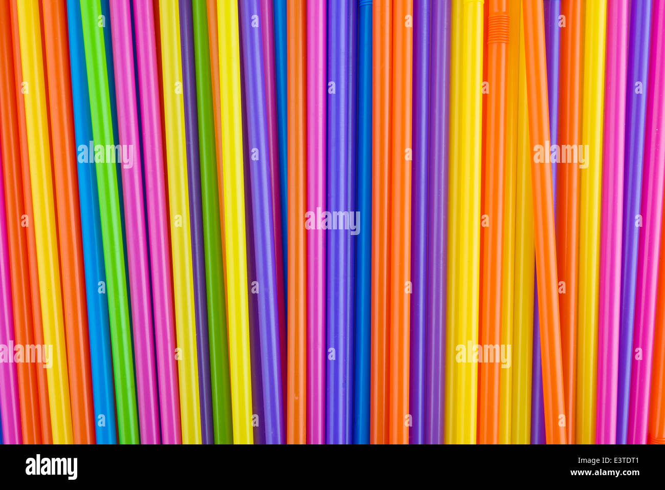 Bunte Plastik Trinkhalme als abstrakten Hintergrund Stockfoto