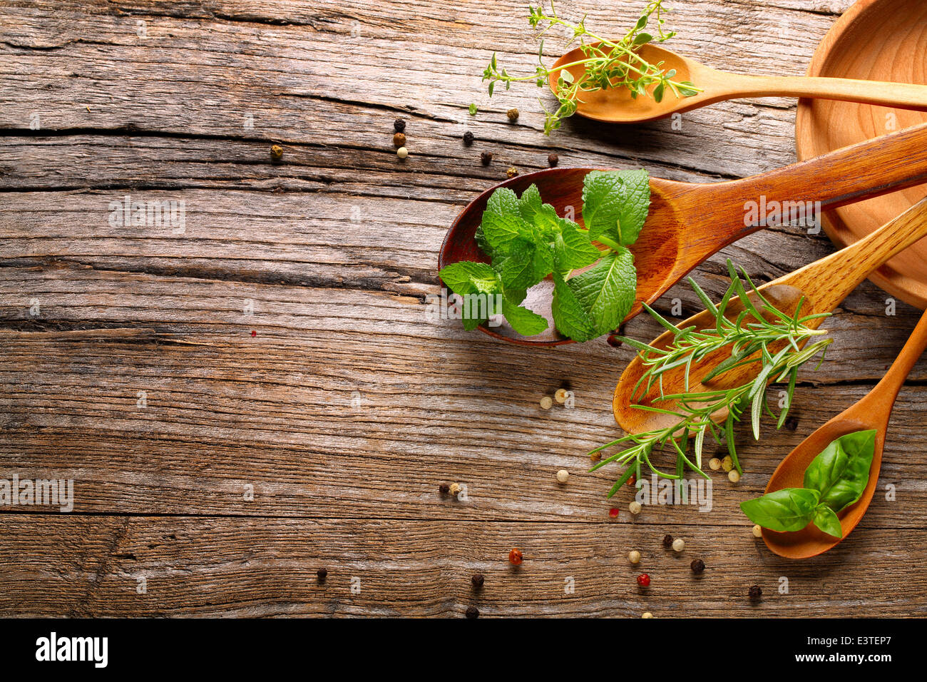 Kräuter und Gewürze auf Holztisch Stockfoto