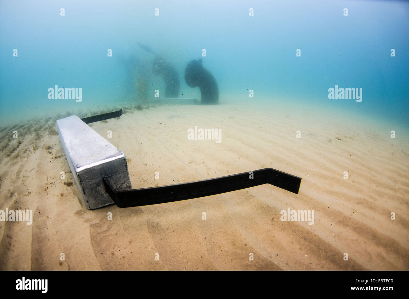Zinkanode auf dem Meeresgrund. Aufopfernde Zink Anoden hängen auf Unterwasser Metallteile, Korrosion zu reduzieren Stockfoto
