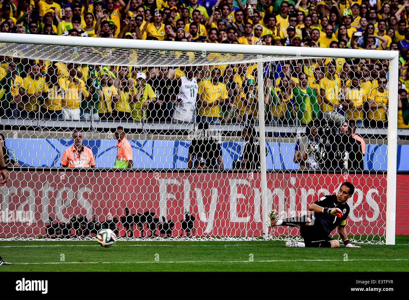 Belo Horizonte, Minas Gerais, Brasilien. 28. Juni 2014. Brasilien gewinnt Chile im Elfmeterschießen in der Runde der 16 Spiel der WM 2014, Samstag, 28. Juni in Belo Horizonte. Julio Cesar rettete die Kicks vor Mauricio Pinilla und Alexis Sanchez. Willian und Hulk, aus Brasilien, verfehlt das Ziel. David Luiz, Marcelo und Neymar, für Aranguiz und Diaz, für Chile und Brasilien erzielte. Das Endergebnis 3: 2 Credit: Gustavo Basso/NurPhoto/ZUMAPRESS.com/Alamy Live News Stockfoto