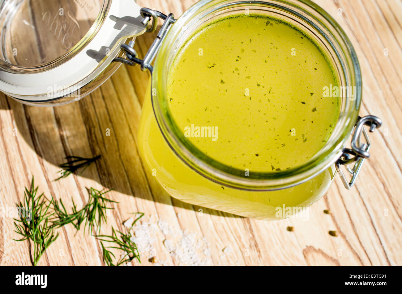 Aus der Dose Suppe, Bouillon, klare Suppe im Weckglas Stockfoto