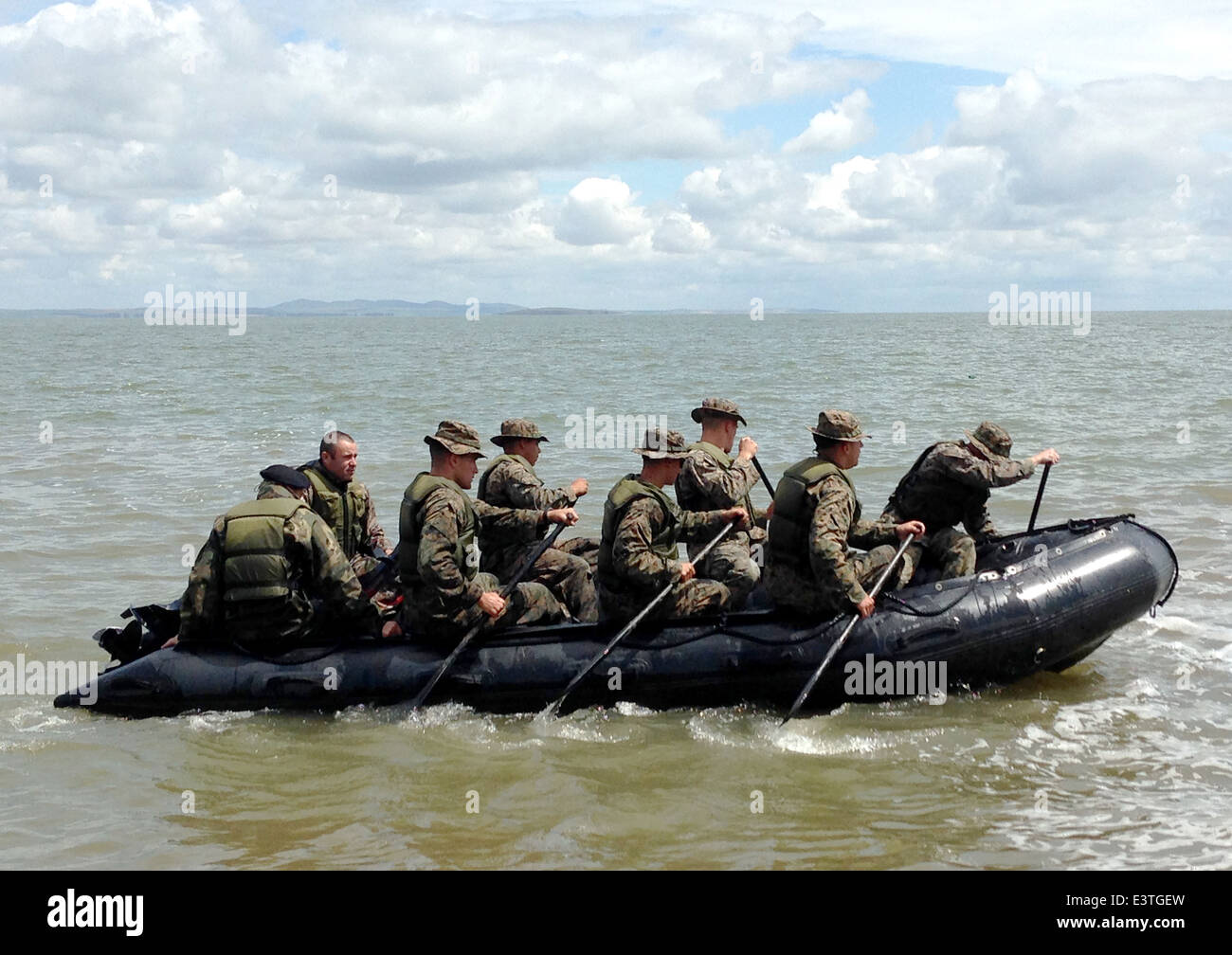 US-Marines und Rumänisch Segler Strand Aufklärung während gemeinsame Übungen 18. Juni 2014 in Rumänien durchführen. Stockfoto