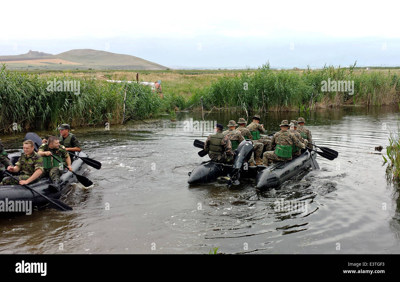 US-Marines und Rumänisch Segler Strand Aufklärung während gemeinsame Übungen 18. Juni 2014 in Rumänien durchführen. Stockfoto