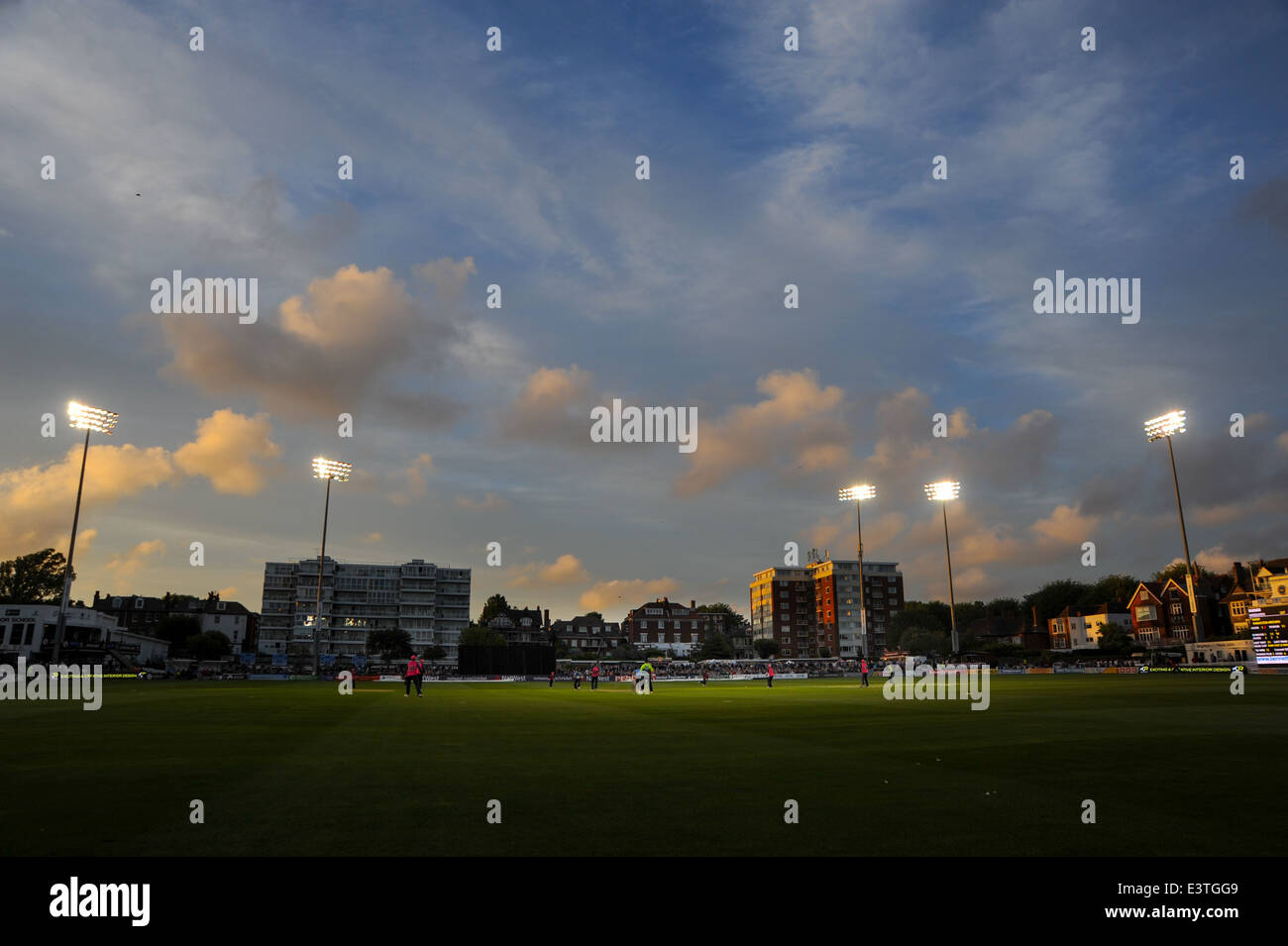 Flutlicht Cricket match zwischen Sussex Haie und Middlesex Panthers in der T20 Blast-Wettbewerb in Hove Stockfoto