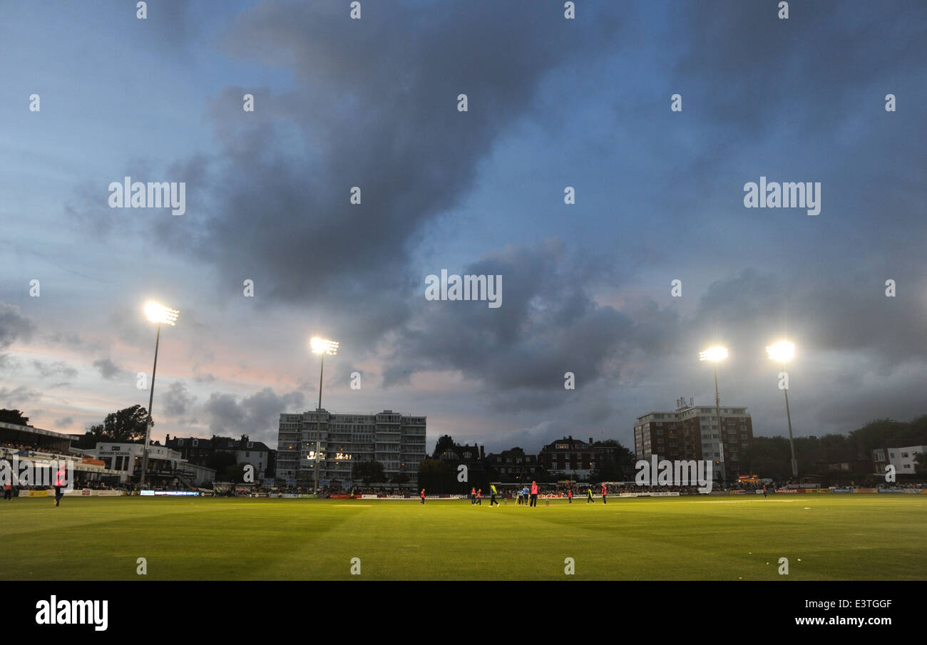 Flutlicht Cricket match zwischen Sussex Haie und Middlesex Panthers in der T20 Blast-Wettbewerb in Hove Stockfoto