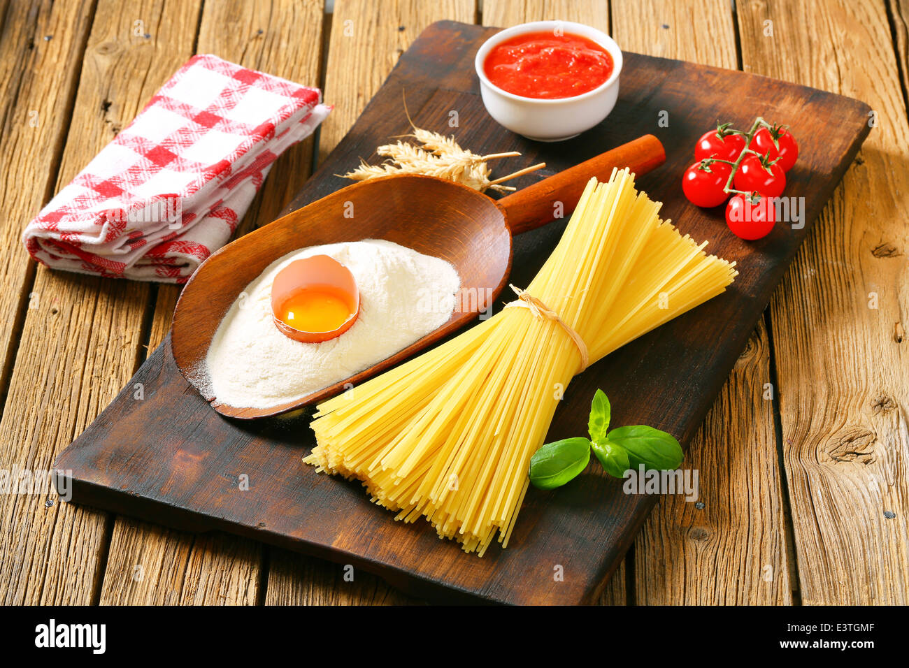 Getrocknete Spaghetti, Tomatenmark und anderen Zutaten Stockfoto