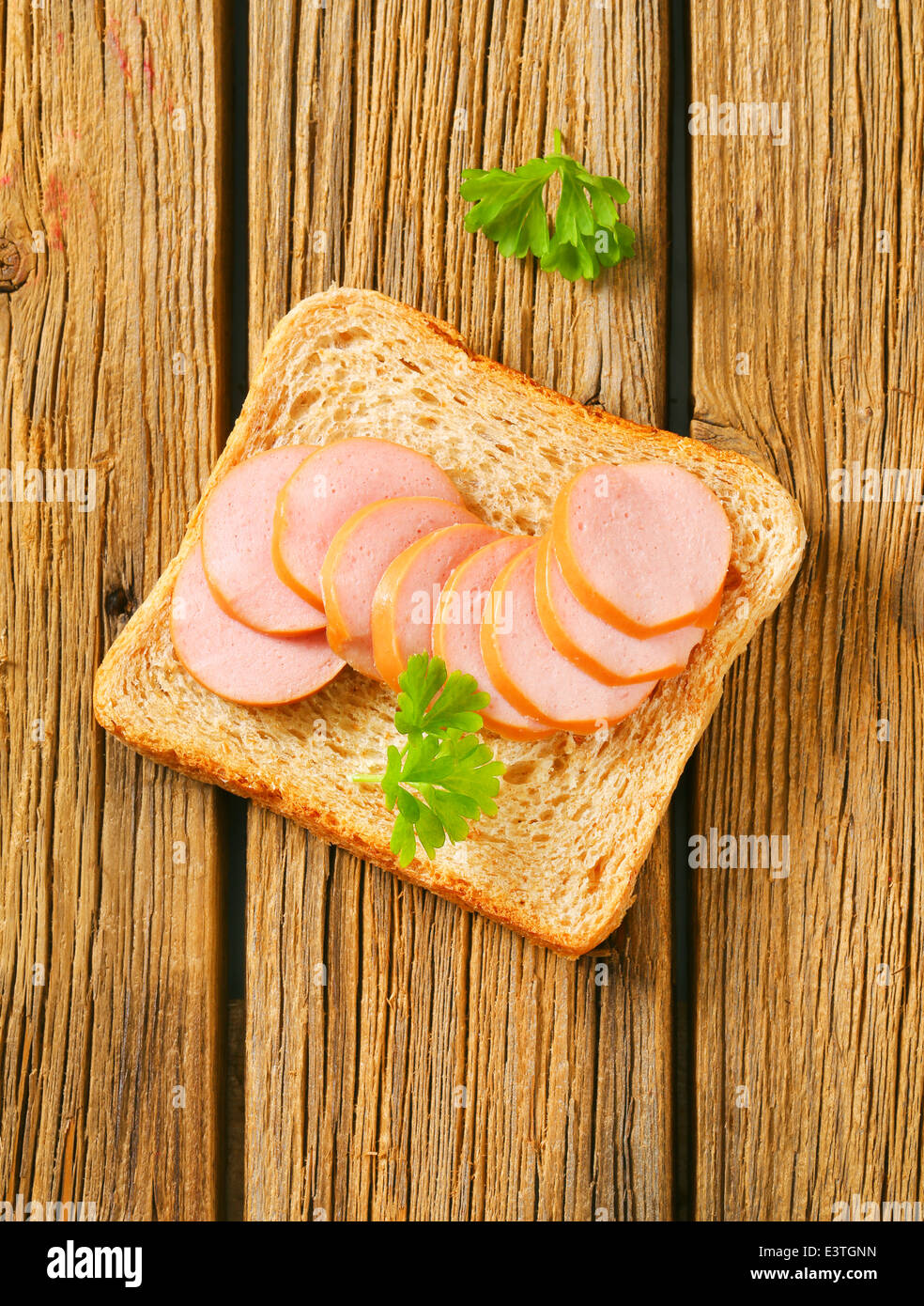 Vollkornbrot mit Scheiben von magere Wurst Stockfoto