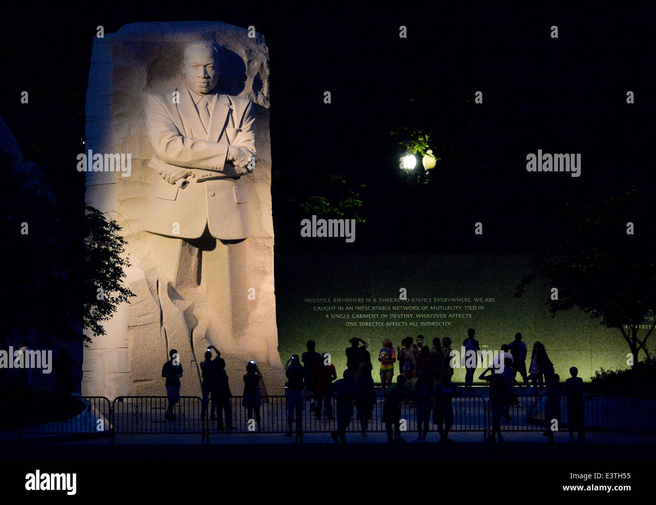 Touristen zu sammeln, in der Nacht, die Martin Luther King Jr. Memorial besuchen 18. Juni 2014 in Washington, D.C. Stockfoto