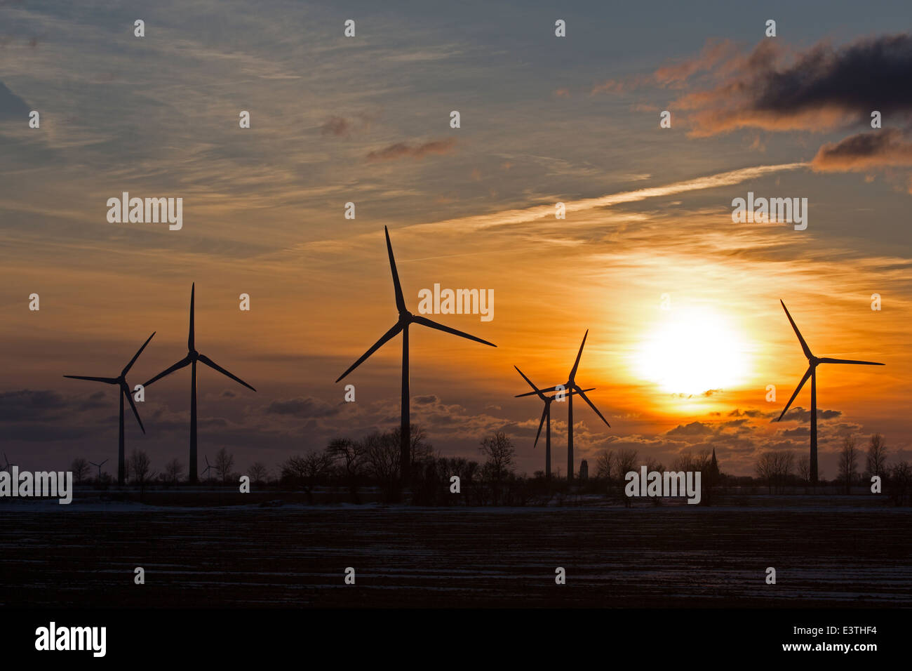 Windenergieanlage im Sonnenaufgang Stockfoto