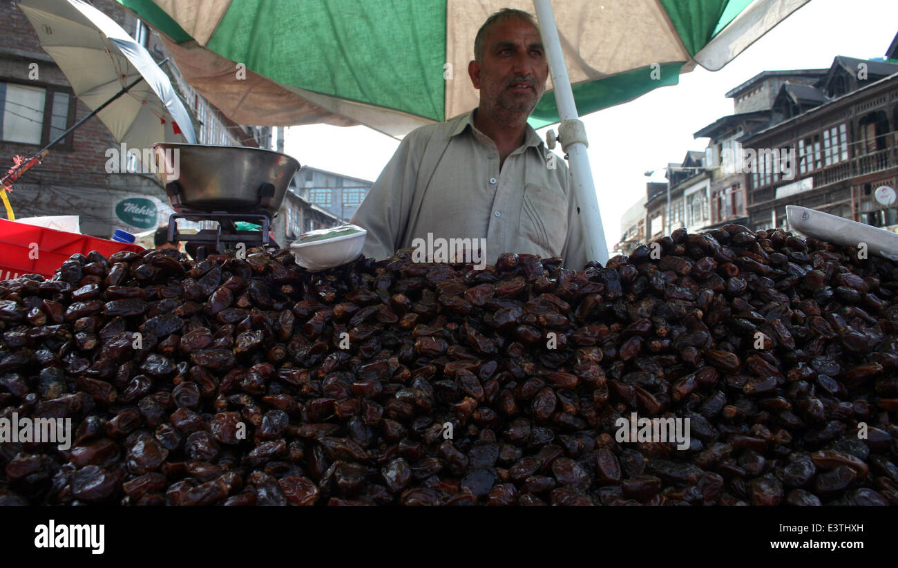 Srinagar, indische verabreicht Kaschmir. 29. Juni 2014 als der heilige Monat Ramadan soll am 30. Juni Montag Morgen in Indien Kaschmir beginnen verkaeufers Straße Seite könnte Anzeigen von Datumsangaben in Srinagar gesehen: Credit: Sofi Suhail/Alamy Live News / Stockfoto