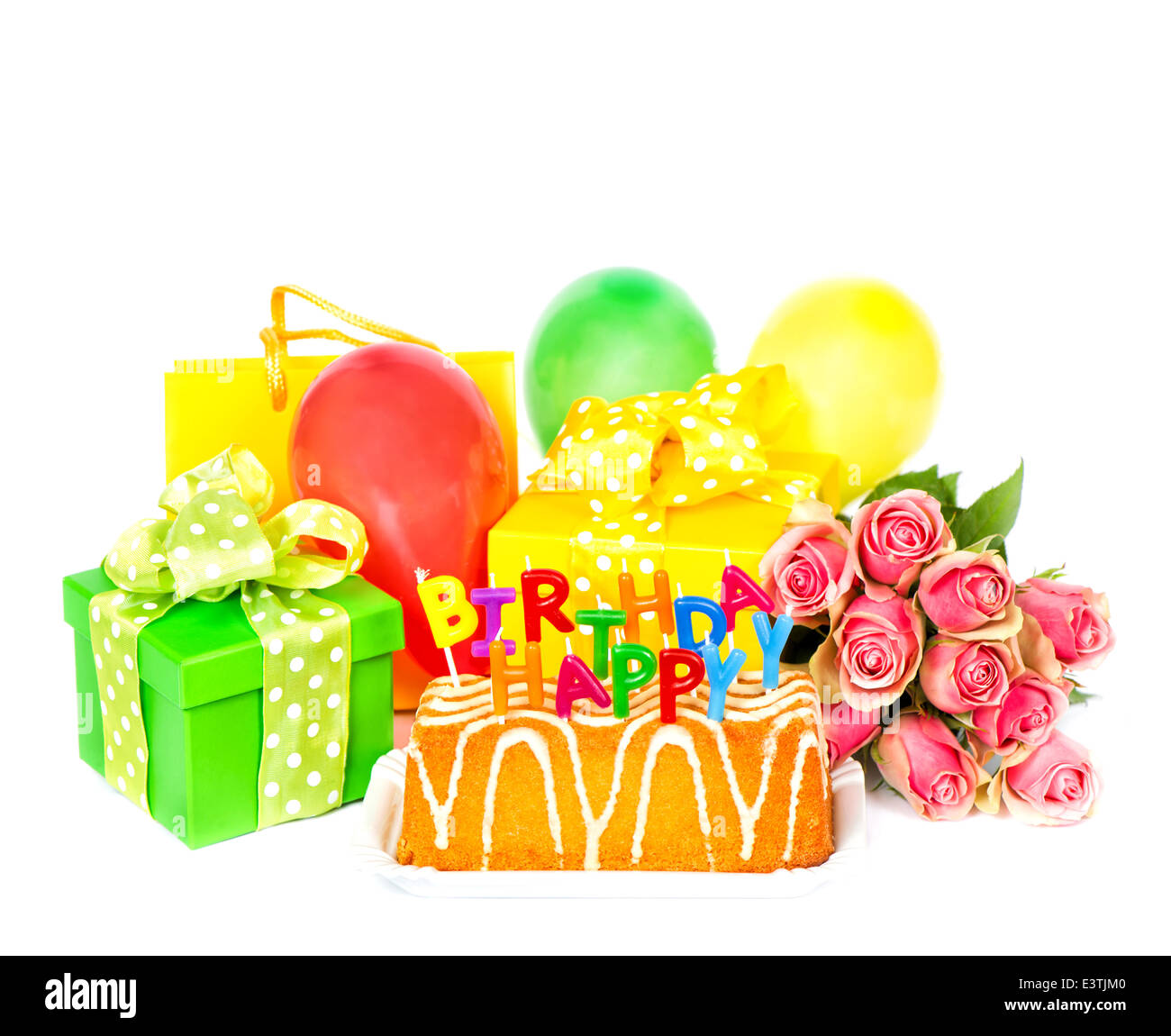 Geburtstag Party Dekoration mit Rosen-Blumen, Kuchen, Luftballons, Geschenke und Kerzen. Grußkarte-Konzept Stockfoto