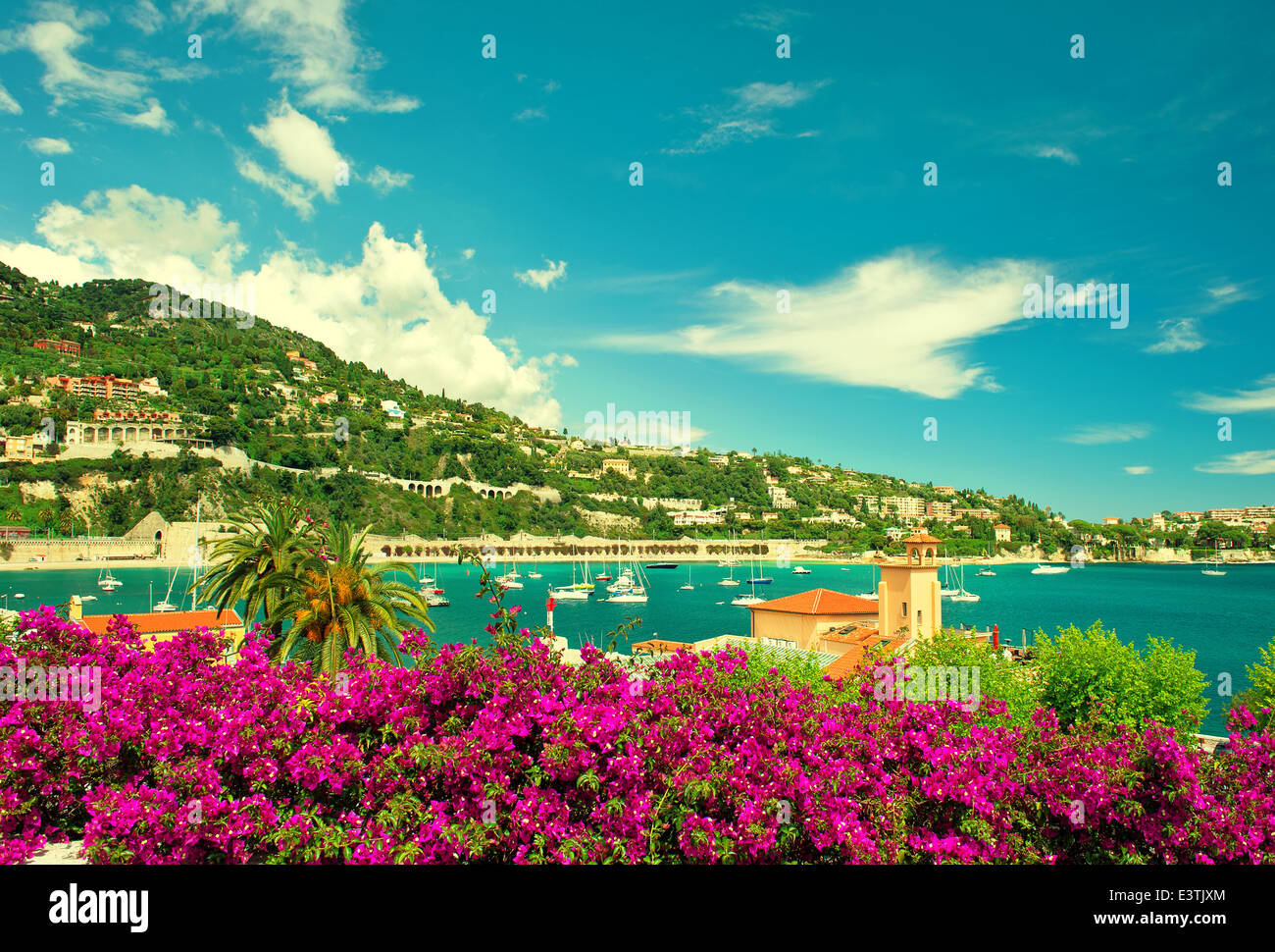 französische Blume Küste, Blick auf kleine Stadt Villefranche-Sur-Mer in der Nähe von Nizza und Monaco. Retro-Stil getönten Bild Stockfoto