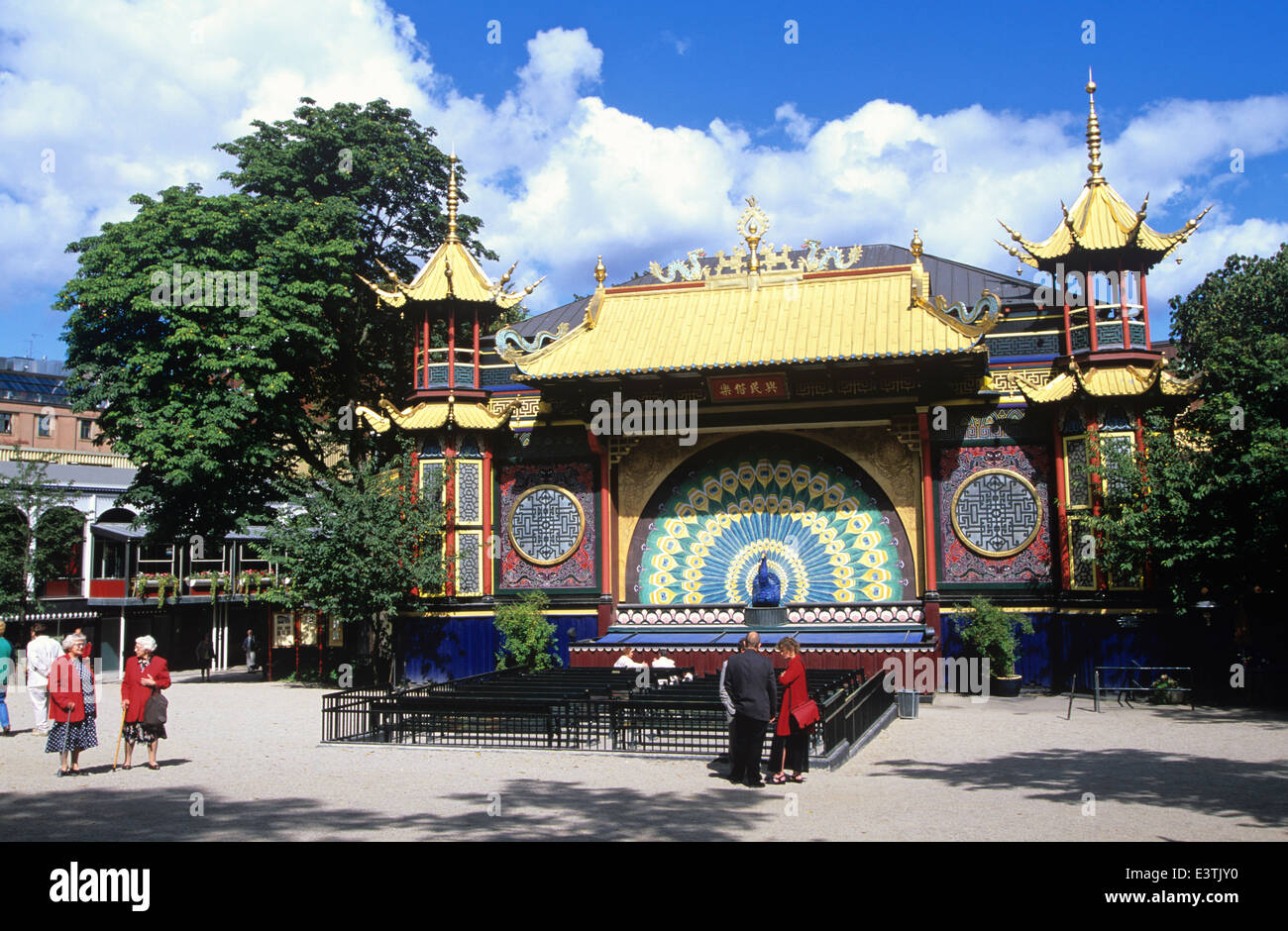 Dieses Chinesisch-Art-Theater ist eines der ursprünglichen Gebäude im 150 Jahre alten Vergnügungspark Tivoli Gärten, Kopenhagen, Dänemark. Stockfoto