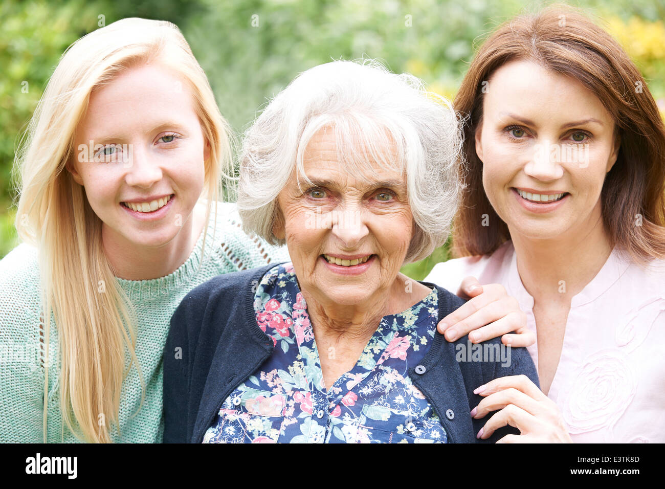 Porträt der Großmutter, Tochter und Enkelin im Garten Stockfoto