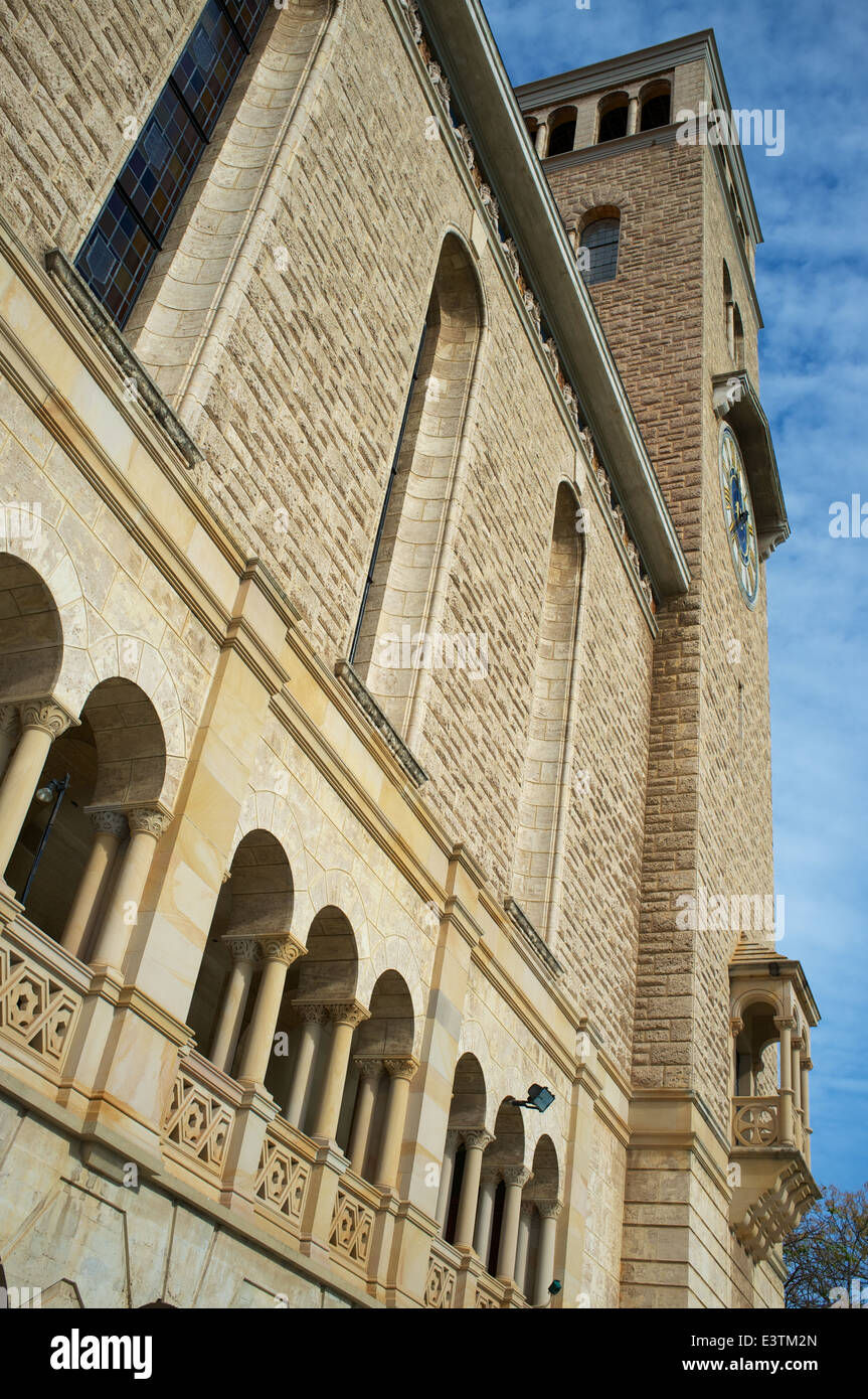 Winthrop Hall, University of Western Australia in Perth.  Eine Nahaufnahme des Turmes und der Fassade. Stockfoto