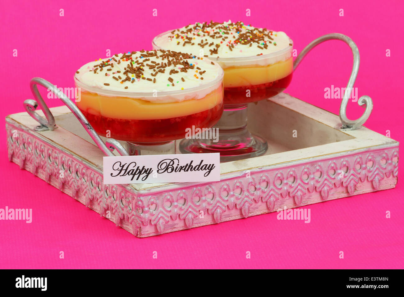 Alles Gute zum Geburtstagskarte mit Erdbeer Kleinigkeiten auf Holztablett mit rosa Hintergrund Stockfoto