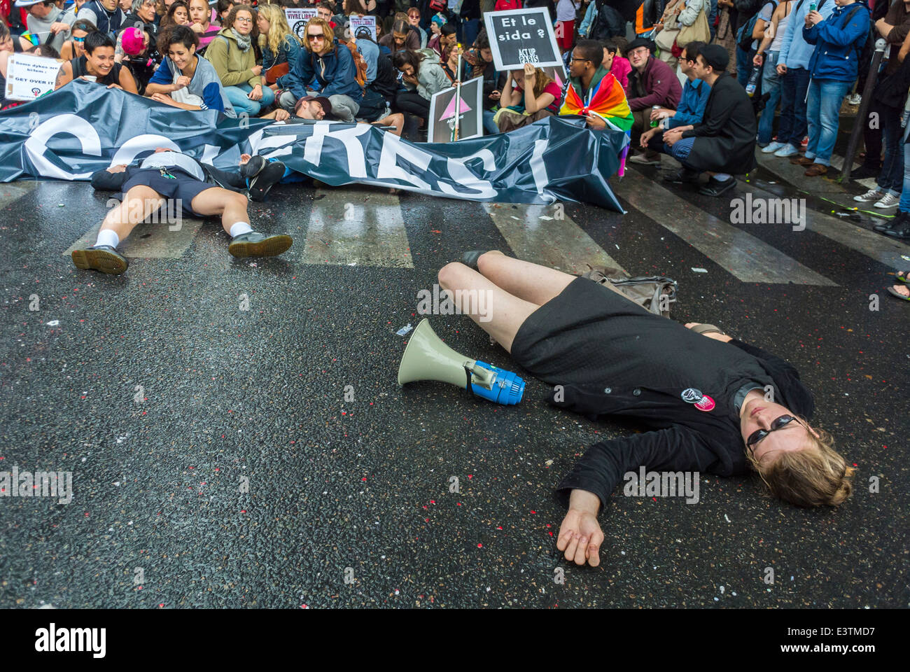 Paris, Frankreich, große Menschenmassen, französische LGBT Pride Parade, Act Up, AIDS-Aktivisten, die Banner und Schilder halten, eine die-in inszenieren, auf der Straße niederlegen, 'Flash Mob' auf der Straße, Trans-Menschen, Homophobie Transphobie, Transgender-Rechte Stockfoto