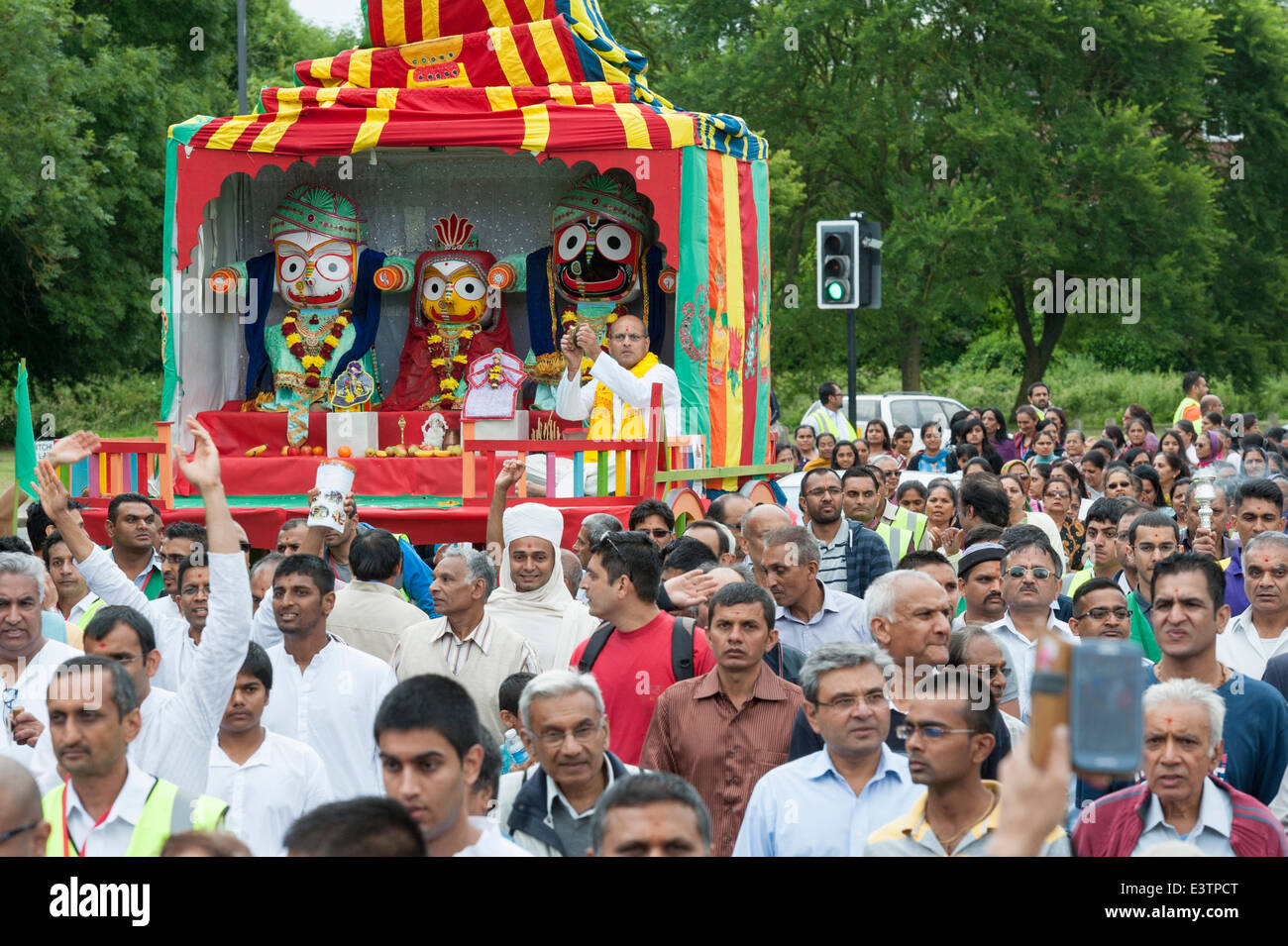 Harrow, London, UK. 29. Juni 2014. Zwei Wagen wurden durch die Straßen von Queensbury Park zum Shree Swaminarayan Tempel in Stanmore, Nord-London, von Hunderten von Gläubigen gezogen. Rath Yatra ist ein fest, wo Lord Jagannath ist sitzend in einem göttlichen Streitwagen (Rath) und durch die Stadt von Jagannath Puri. Bildnachweis: Lee Thomas/Alamy Live-Nachrichten Stockfoto Harrow, London, UK. 29. Juni 2014. Zwei Wagen wurden durch die Straßen von Queensbury Park zum Shree Swaminarayan Tempel in Stanmore, Nord-London, von Hunderten von Gläubigen gezogen. Rath Yatra ist ein fest, wo Lord Jagannath ist sitzend in einem göttlichen Streitwagen (Rath) und durch die Stadt von Jagannath Puri. Bildnachweis: Lee Thomas/Alamy Live-Nachrichten Stockfoto
