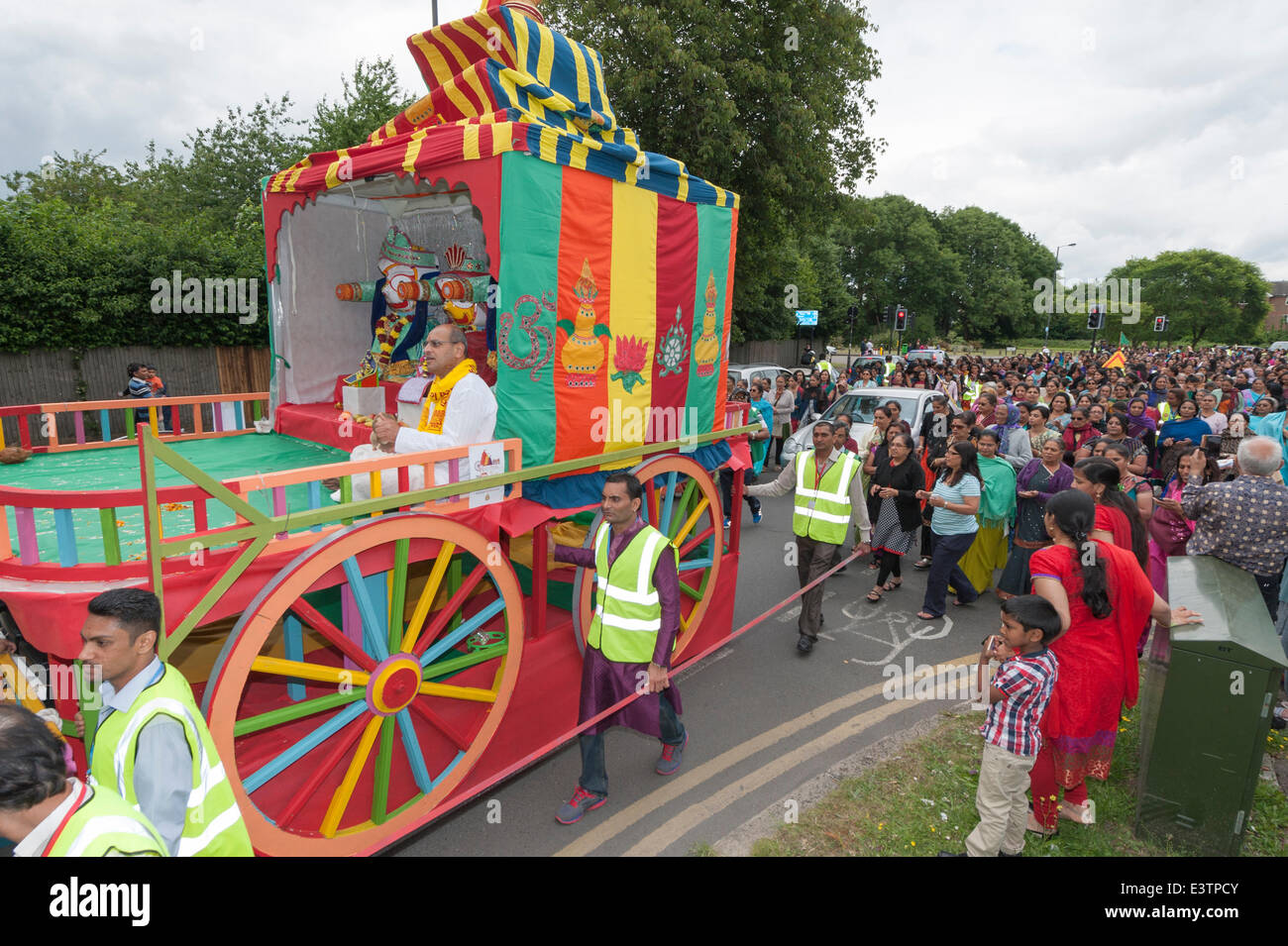 Harrow, London, UK. 29. Juni 2014. Zwei Wagen wurden durch die Straßen von Queensbury Park zum Shree Swaminarayan Tempel in Stanmore, Nord-London, von Hunderten von Gläubigen gezogen. Rath Yatra ist ein fest, wo Lord Jagannath ist sitzend in einem göttlichen Streitwagen (Rath) und durch die Stadt von Jagannath Puri. Bildnachweis: Lee Thomas/Alamy Live-Nachrichten Stockfoto Harrow, London, UK. 29. Juni 2014. Zwei Wagen wurden durch die Straßen von Queensbury Park zum Shree Swaminarayan Tempel in Stanmore, Nord-London, von Hunderten von Gläubigen gezogen. Rath Yatra ist ein fest, wo Lord Jagannath ist sitzend in einem göttlichen Streitwagen (Rath) und durch die Stadt von Jagannath Puri. Bildnachweis: Lee Thomas/Alamy Live-Nachrichten Stockfoto