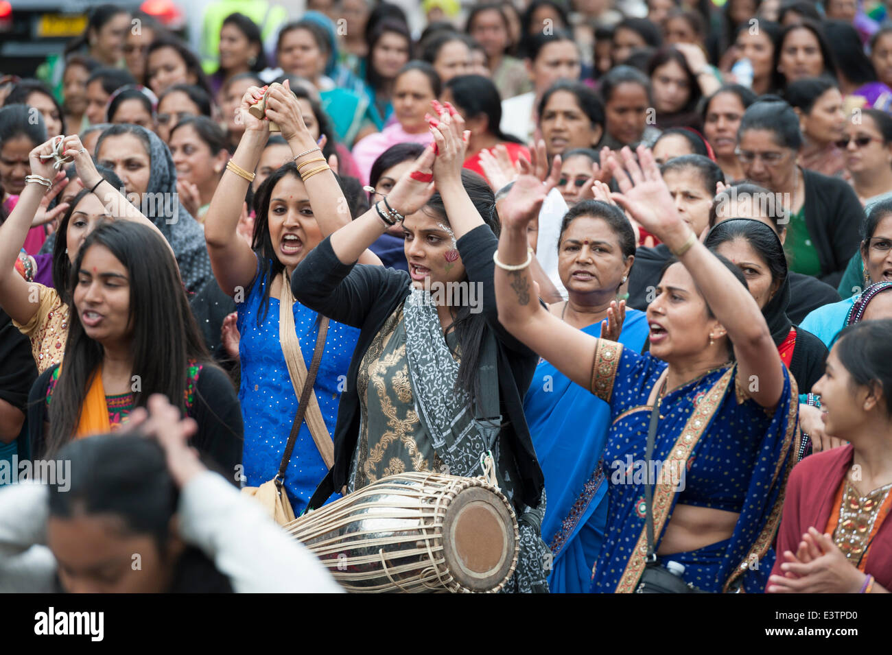 Harrow, London, UK. 29. Juni 2014. Zwei Wagen wurden durch die Straßen von Queensbury Park zum Shree Swaminarayan Tempel in Stanmore, Nord-London, von Hunderten von Gläubigen gezogen. Rath Yatra ist ein fest, wo Lord Jagannath ist sitzend in einem göttlichen Streitwagen (Rath) und durch die Stadt von Jagannath Puri. Bildnachweis: Lee Thomas/Alamy Live-Nachrichten Stockfoto Harrow, London, UK. 29. Juni 2014. Zwei Wagen wurden durch die Straßen von Queensbury Park zum Shree Swaminarayan Tempel in Stanmore, Nord-London, von Hunderten von Gläubigen gezogen. Rath Yatra ist ein fest, wo Lord Jagannath ist sitzend in einem göttlichen Streitwagen (Rath) und durch die Stadt von Jagannath Puri. Bildnachweis: Lee Thomas/Alamy Live-Nachrichten Stockfoto