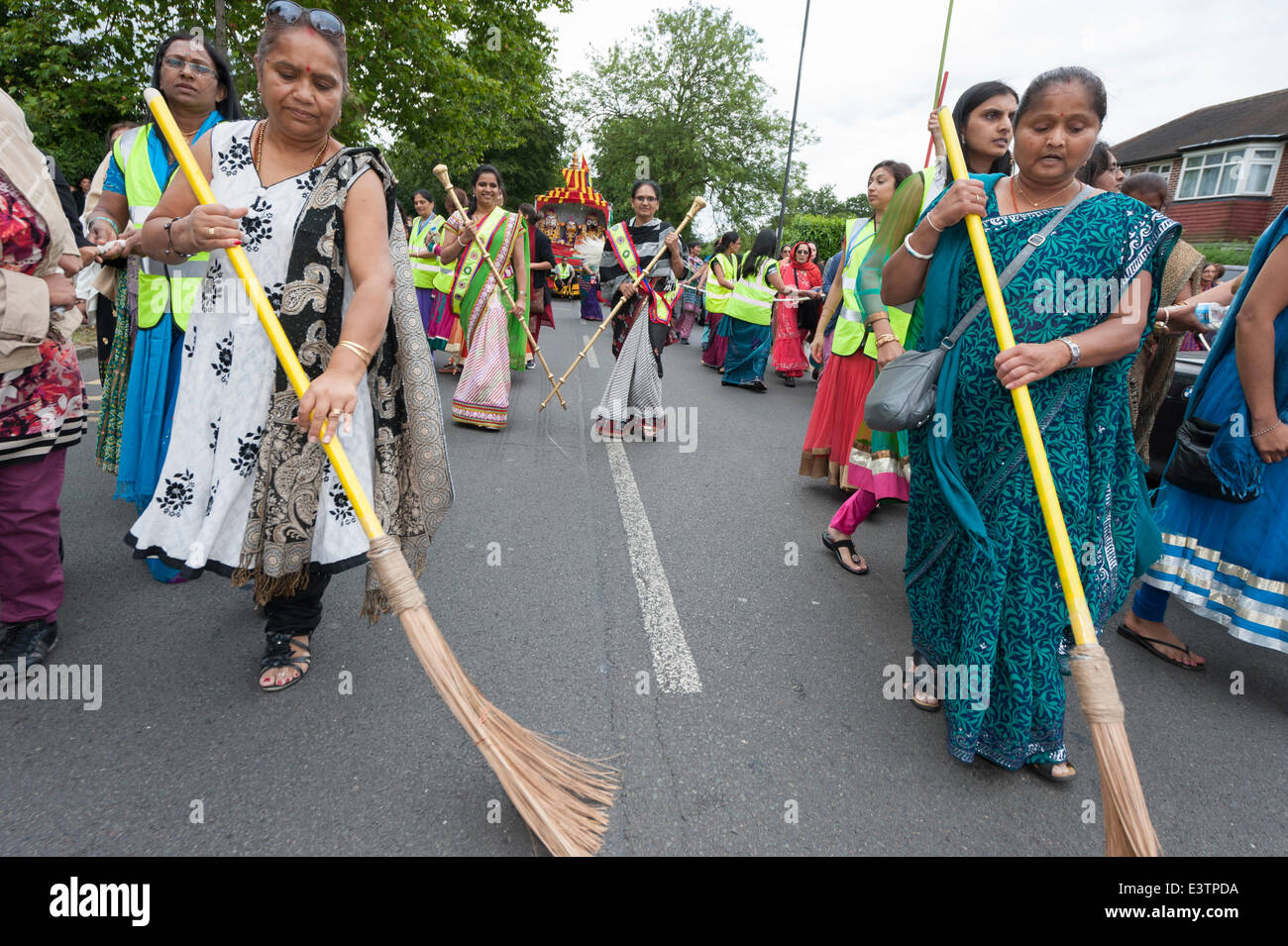 Harrow, London, UK. 29. Juni 2014. Zwei Wagen wurden durch die Straßen von Queensbury Park zum Shree Swaminarayan Tempel in Stanmore, Nord-London, von Hunderten von Gläubigen gezogen. Rath Yatra ist ein fest, wo Lord Jagannath ist sitzend in einem göttlichen Streitwagen (Rath) und durch die Stadt von Jagannath Puri. Bildnachweis: Lee Thomas/Alamy Live-Nachrichten Stockfoto Harrow, London, UK. 29. Juni 2014. Zwei Wagen wurden durch die Straßen von Queensbury Park zum Shree Swaminarayan Tempel in Stanmore, Nord-London, von Hunderten von Gläubigen gezogen. Rath Yatra ist ein fest, wo Lord Jagannath ist sitzend in einem göttlichen Streitwagen (Rath) und durch die Stadt von Jagannath Puri. Bildnachweis: Lee Thomas/Alamy Live-Nachrichten Stockfoto