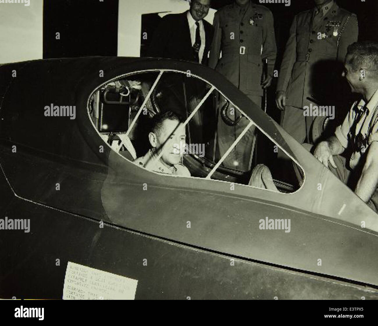 Dieses Foto zeigt das Marine Recruit Depot neben der Consolidated/Convair Aircraft Factory in San Diego. Während des Zweiten Weltkriegs trugen diese Anlagen maßgeblich zur Produktion von Militärflugzeugen bei, insbesondere von Bombern und anderen Kampfflugzeugen. Stockfoto