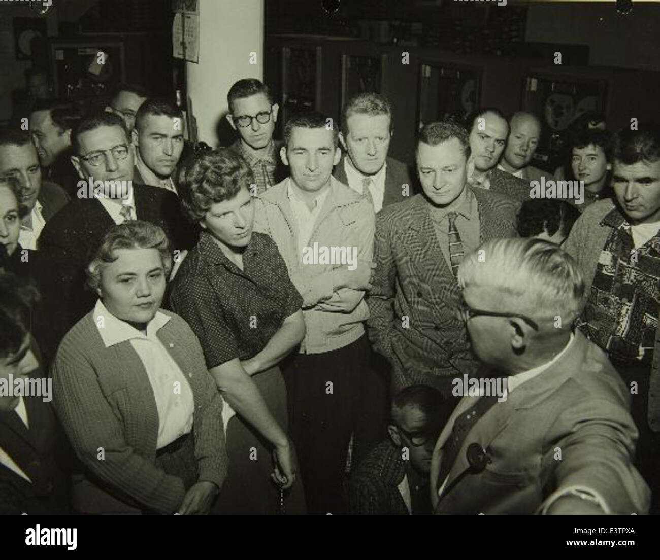 Die Tour der National Science Foundation durch die Consolidated/Convair Flugzeugfabrik in San Diego bietet einen detaillierten Einblick in die Luft- und Raumfahrtfertigung. Die Fabrik spielte eine Schlüsselrolle bei der Herstellung von Flugzeugen für militärische und zivile Zwecke. Stockfoto