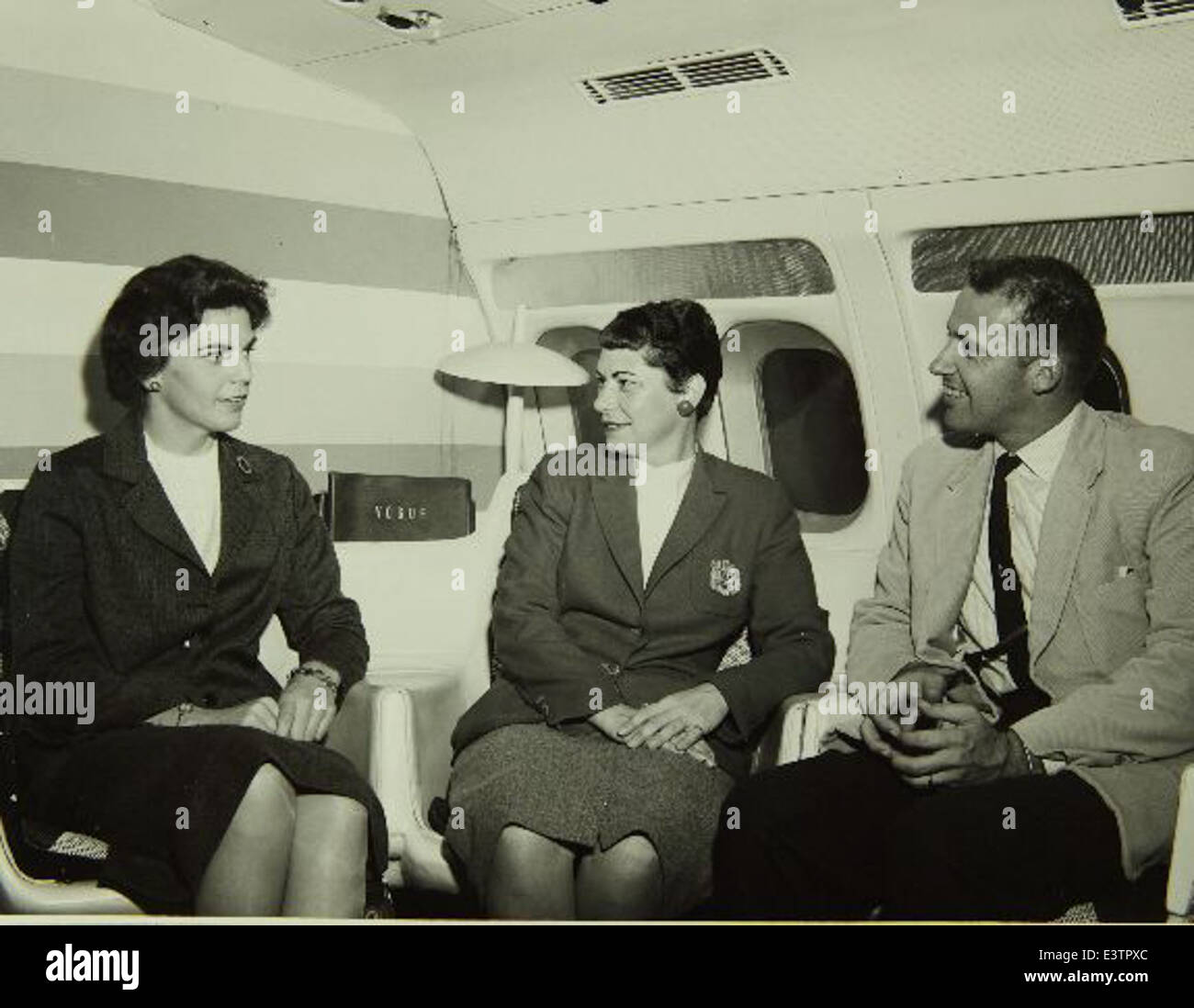 Dieses Foto zeigt eine Tour der National Science Foundation in der Consolidated/Convair Aircraft Factory in San Diego, die Mitte des 20. Jahrhunderts zahlreiche ikonische Flugzeuge herstellte. Die Fabrik spielte eine wichtige Rolle in der US-Luftfahrtgeschichte und trug zur Entwicklung der militärischen und kommerziellen Luftfahrt bei. Stockfoto